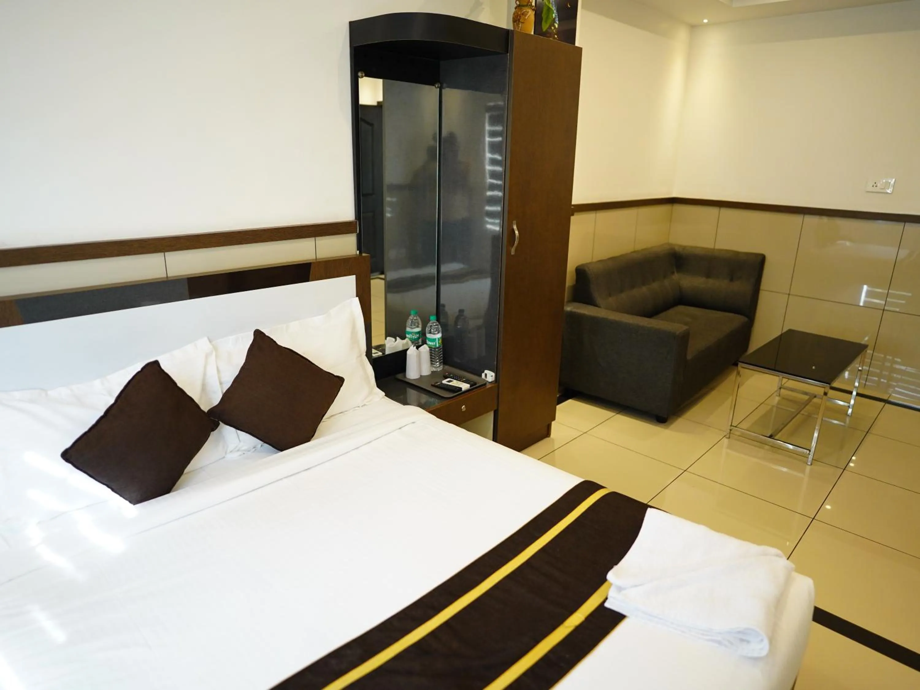 Photo of the whole room, Bed in ABUDHABI RESIDENCY