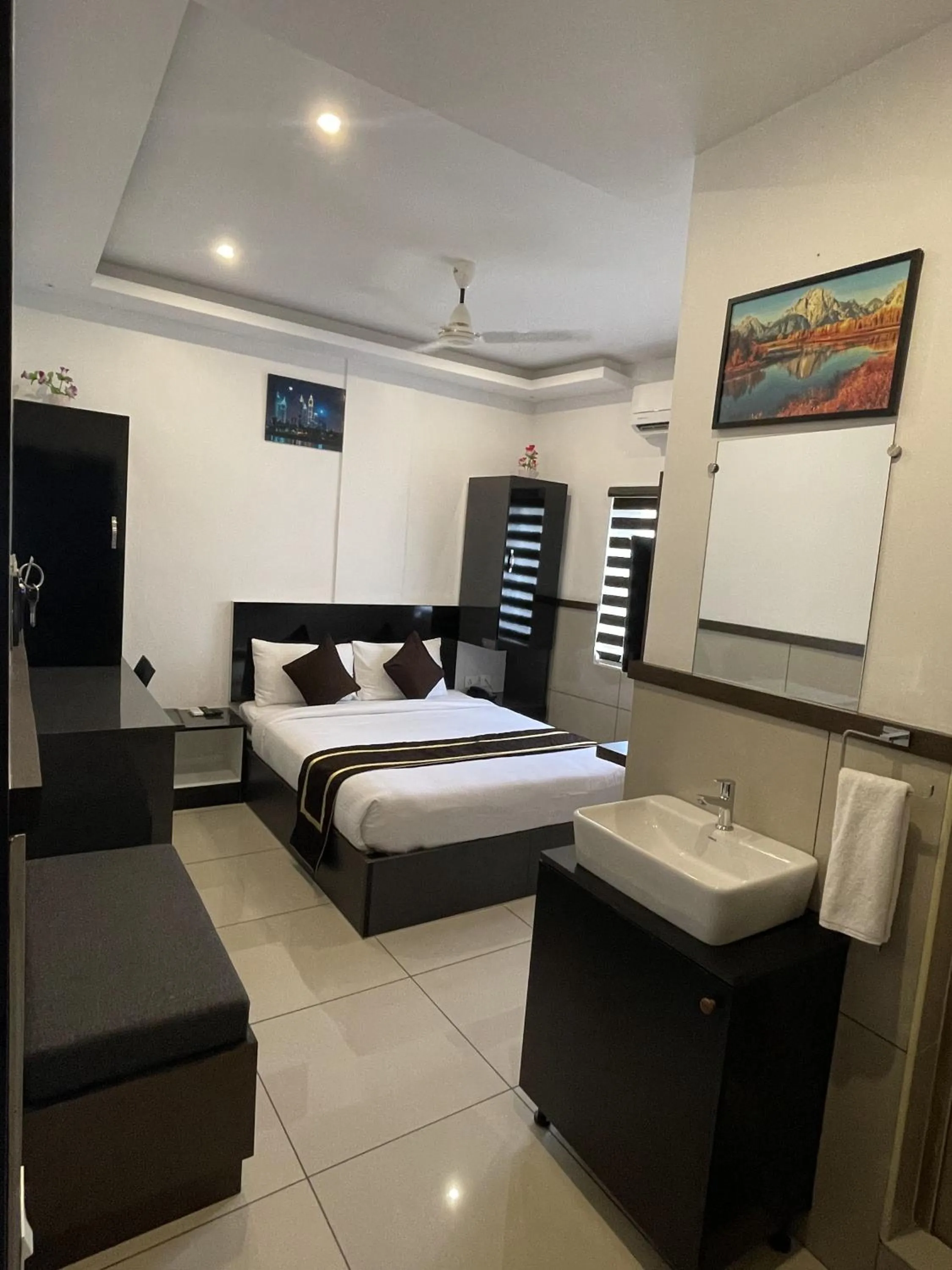 Bedroom, Bed in ABUDHABI RESIDENCY