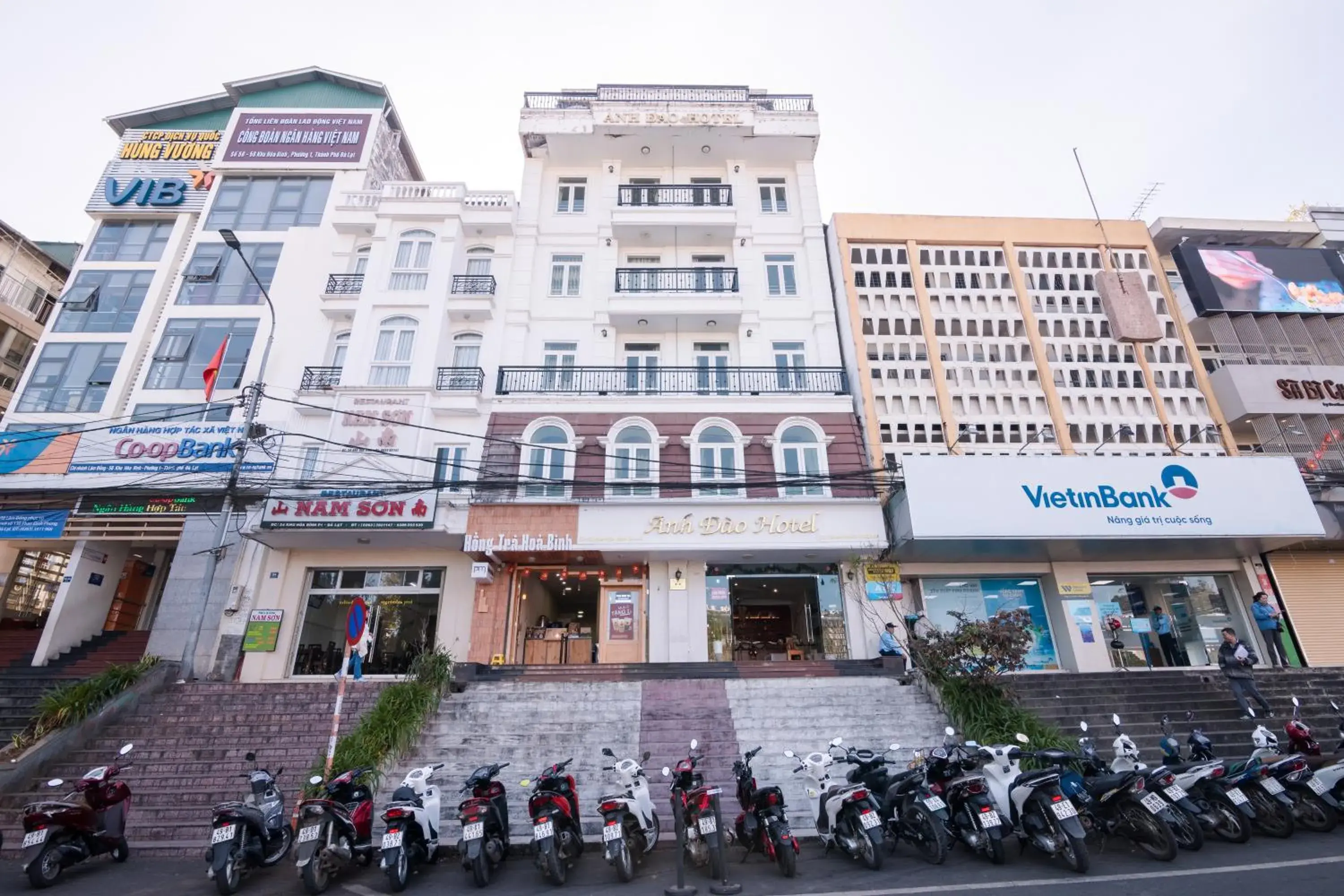 Property building in ANH ĐÀO HOTEL Property building in ANH ĐÀO HOTEL