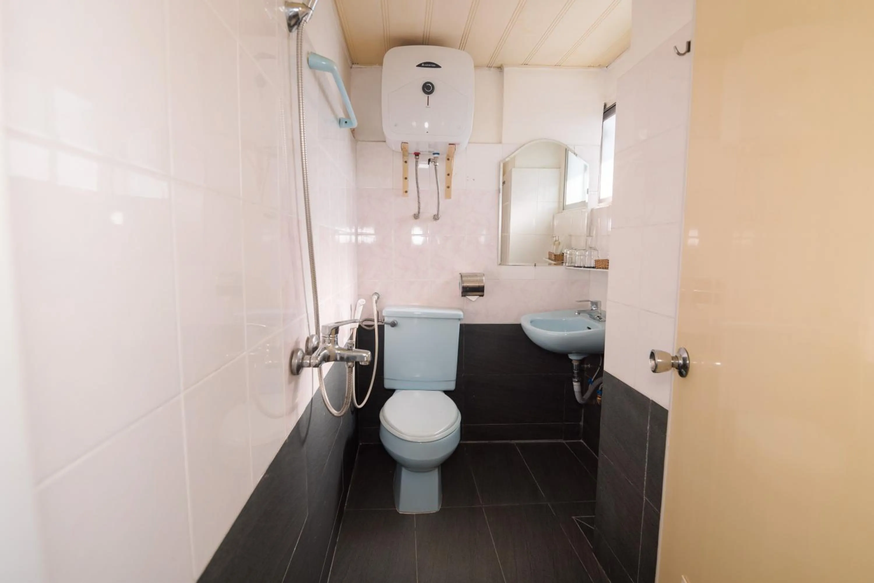 Shower in ANH ĐÀO HOTEL