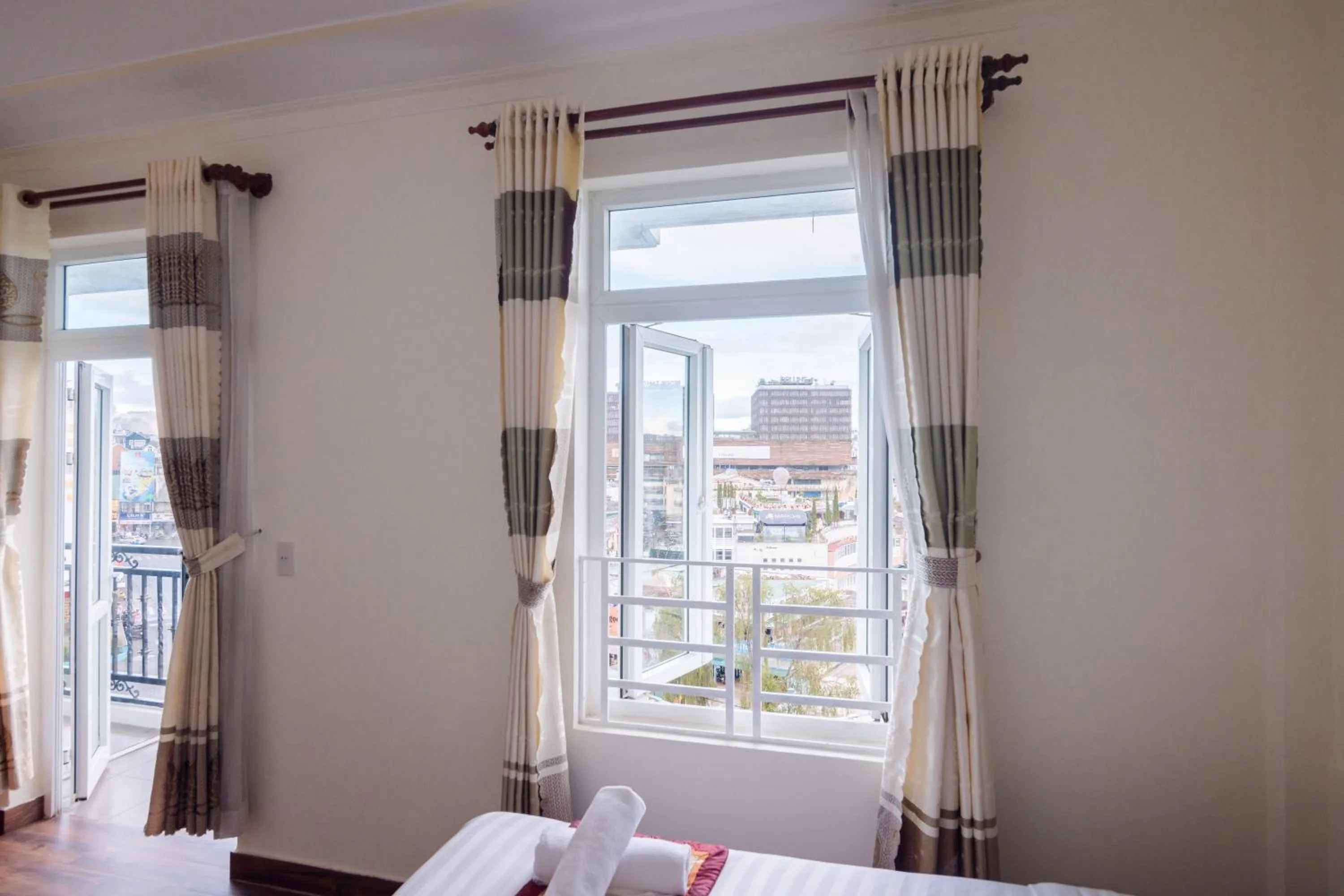 View (from property/room), Bed in ANH ĐÀO HOTEL