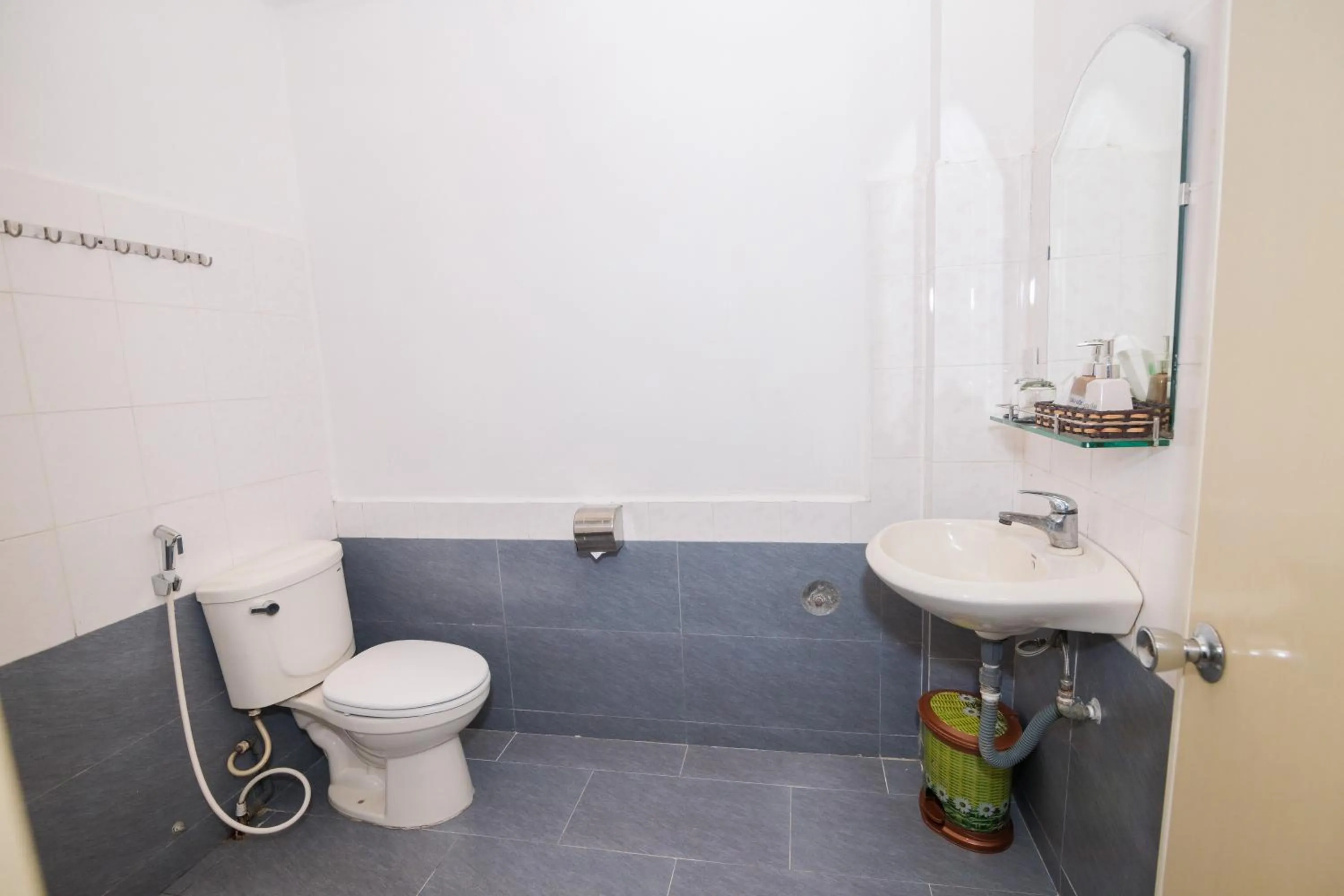 Shower in ANH ĐÀO HOTEL