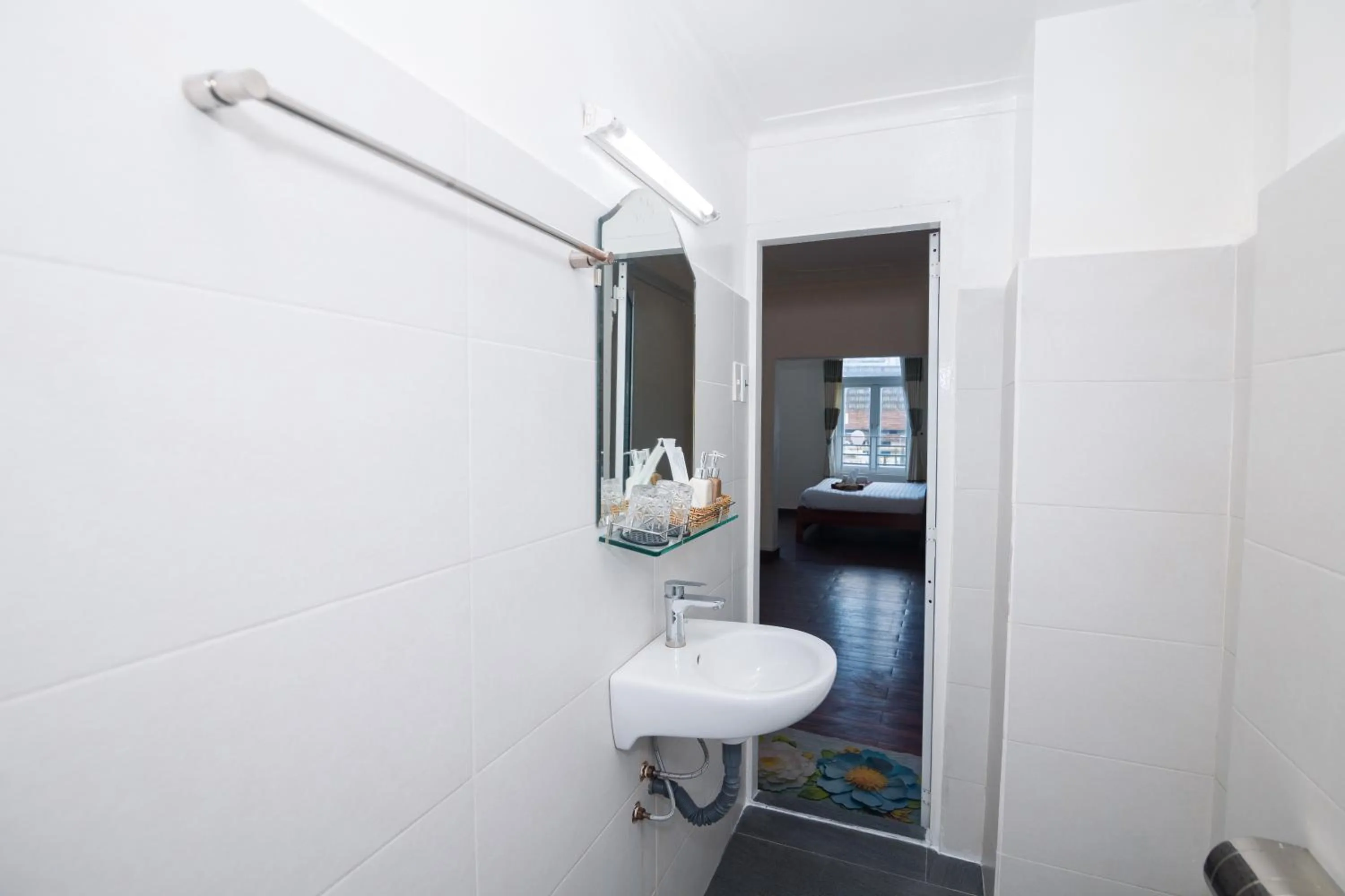 Shower in ANH ĐÀO HOTEL