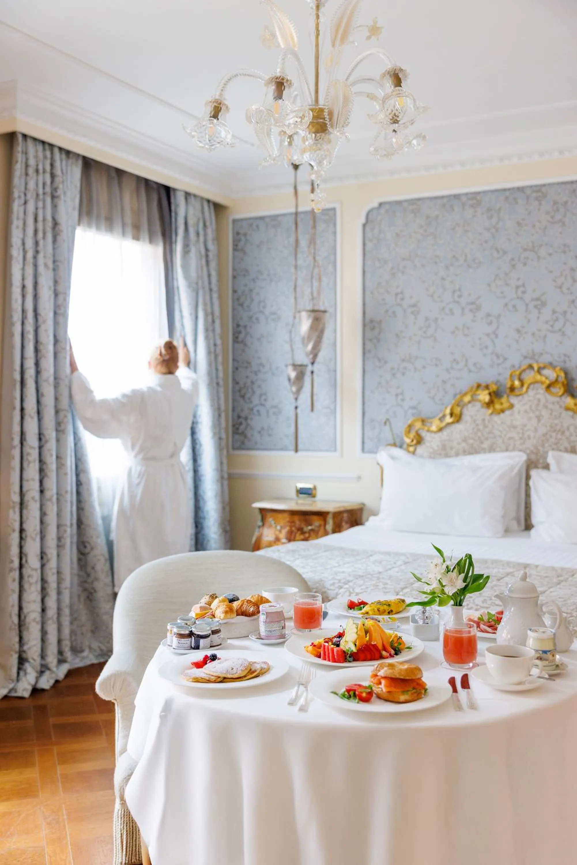 room service, Bed in Baglioni Hotel Luna - The Leading Hotels of the World