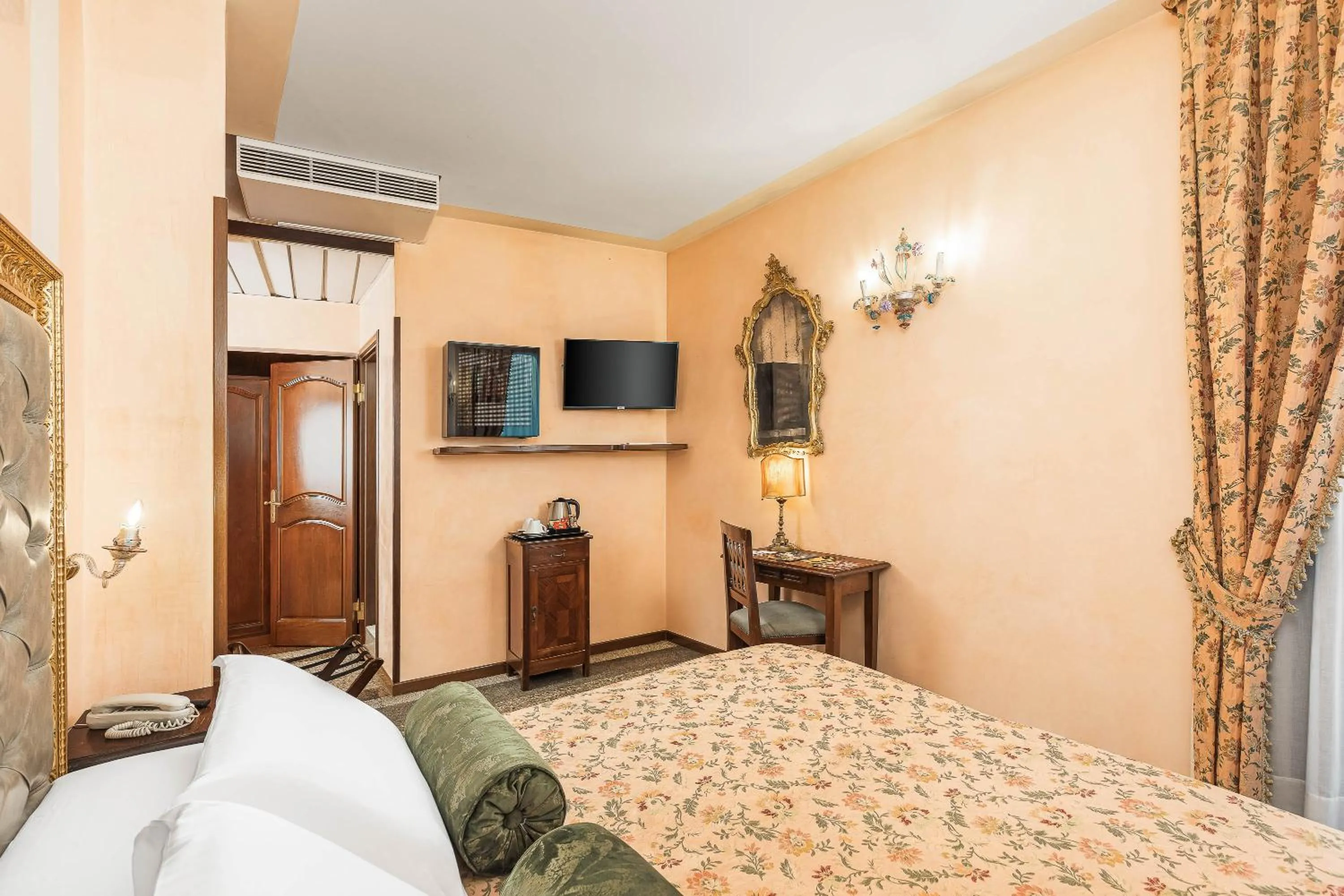 Bed in Hotel Marconi