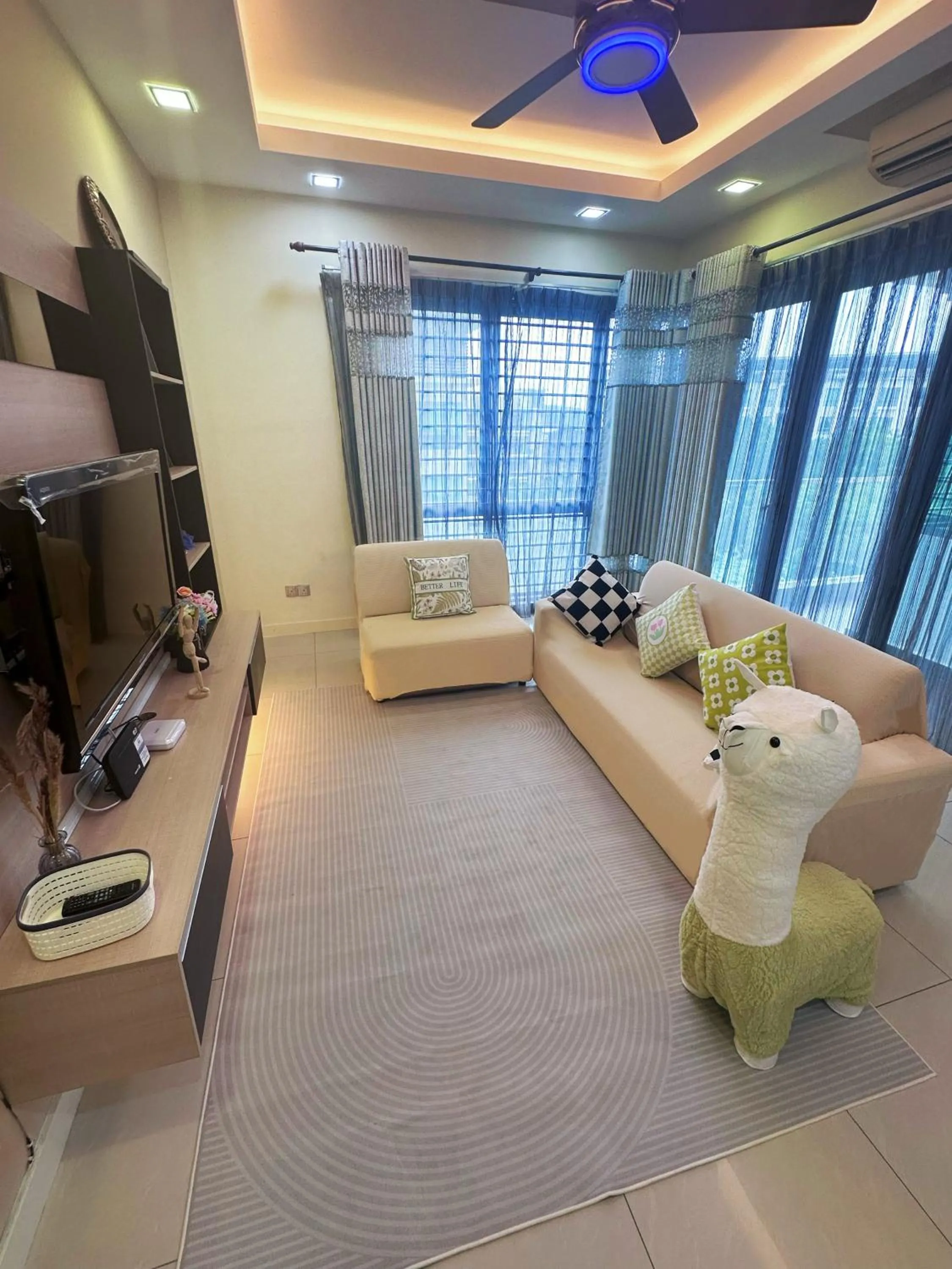 Communal lounge/ TV room in Mari Mari Homestay - IMAGO THE LOFT