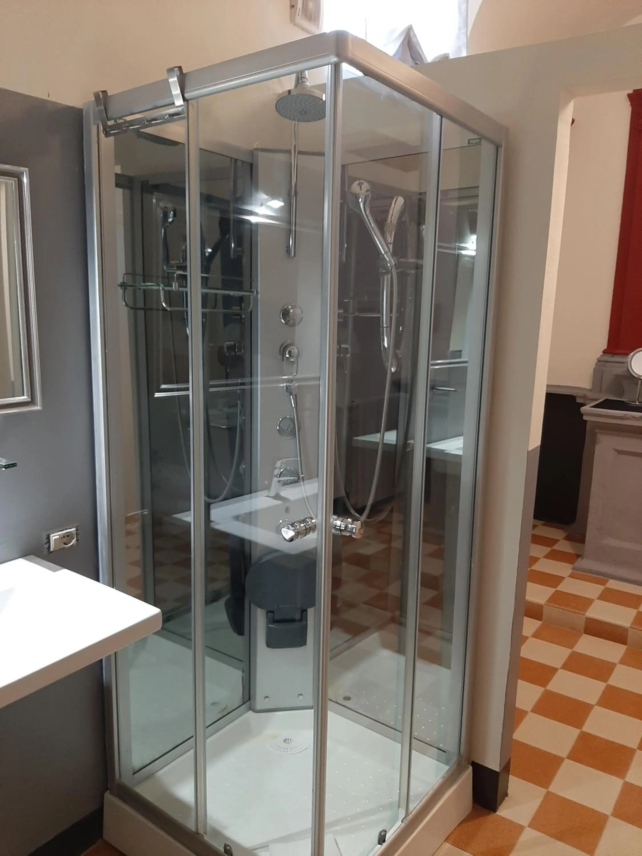 Shower in B&B Principe Calaf 3