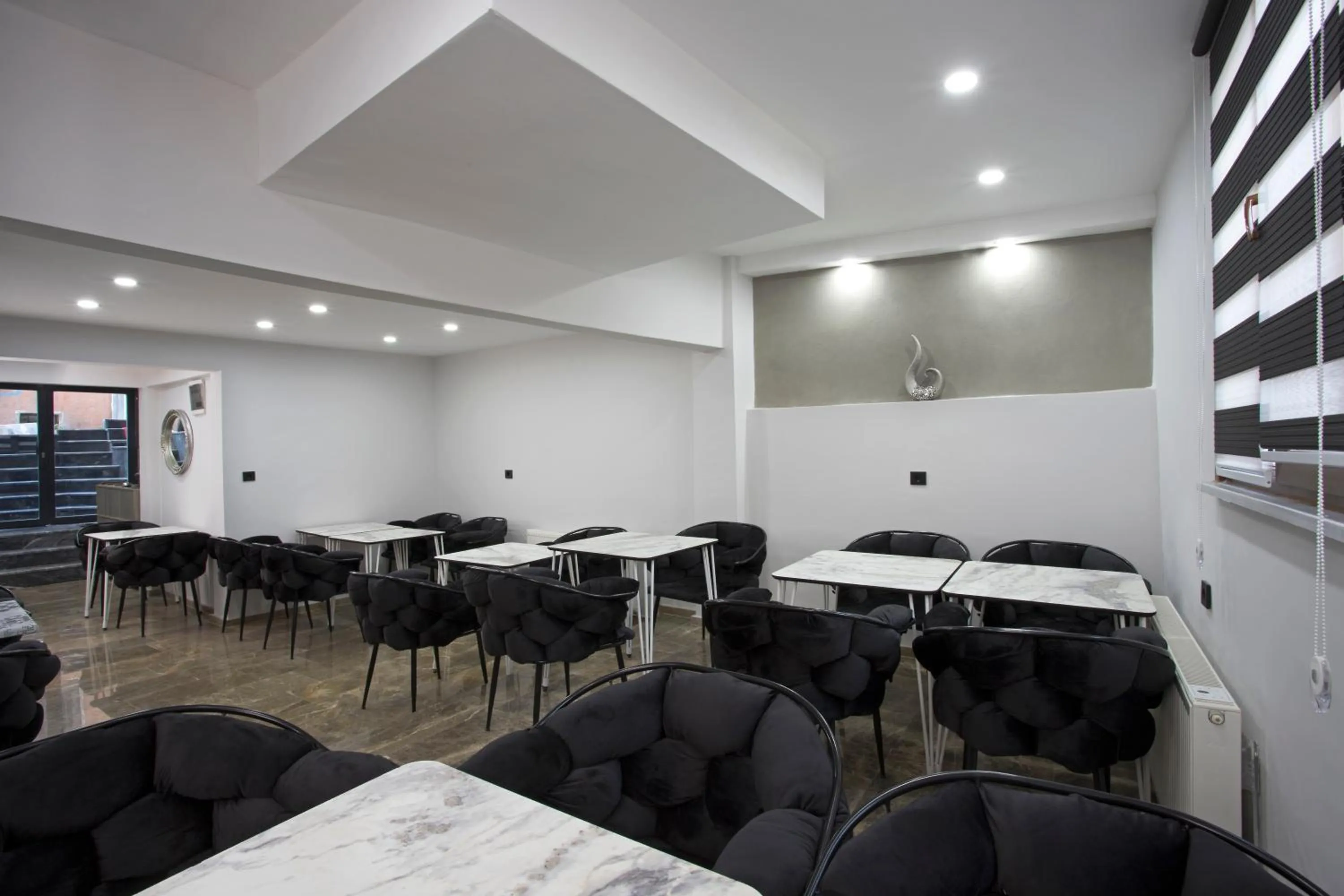 Communal lounge/ TV room in Carvan HOTEL