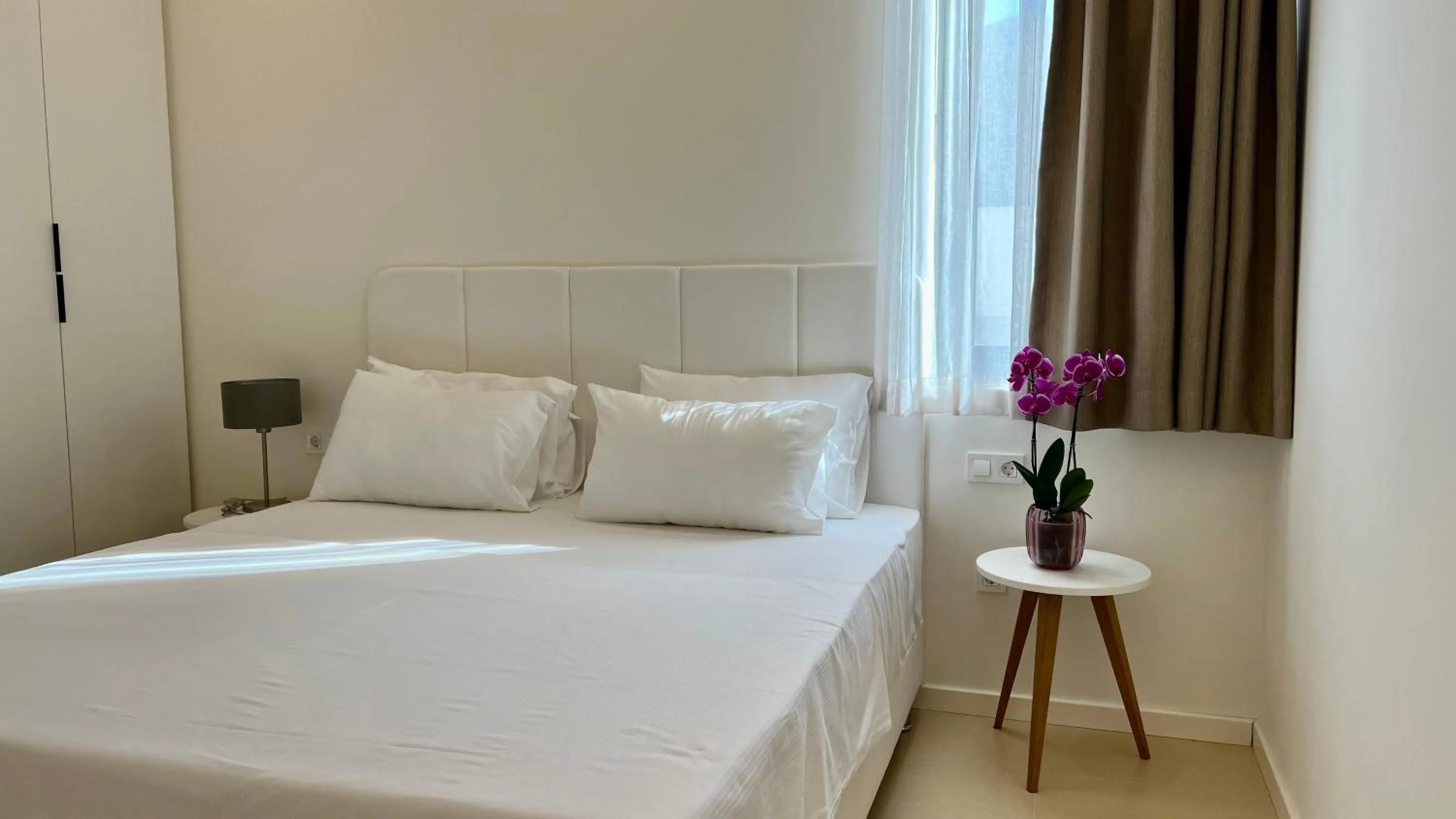 Bedroom, Bed in Sunraf Luxe Apartments