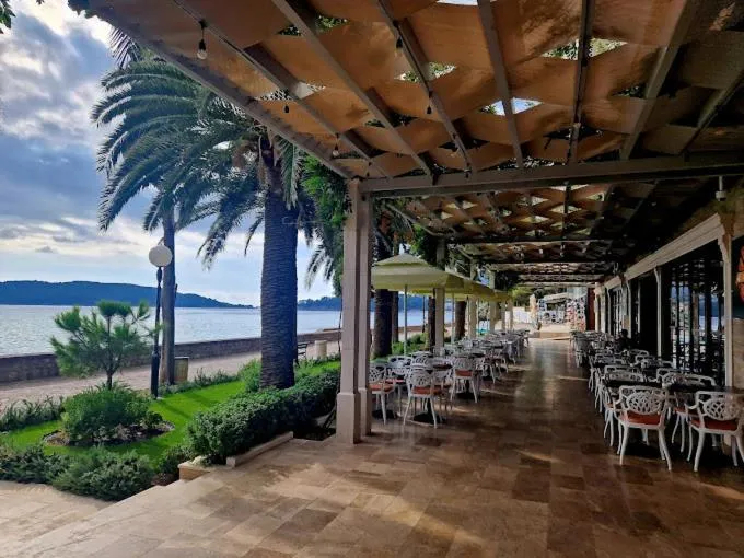 Restaurant/places to eat in Sunraf Luxe Apartments