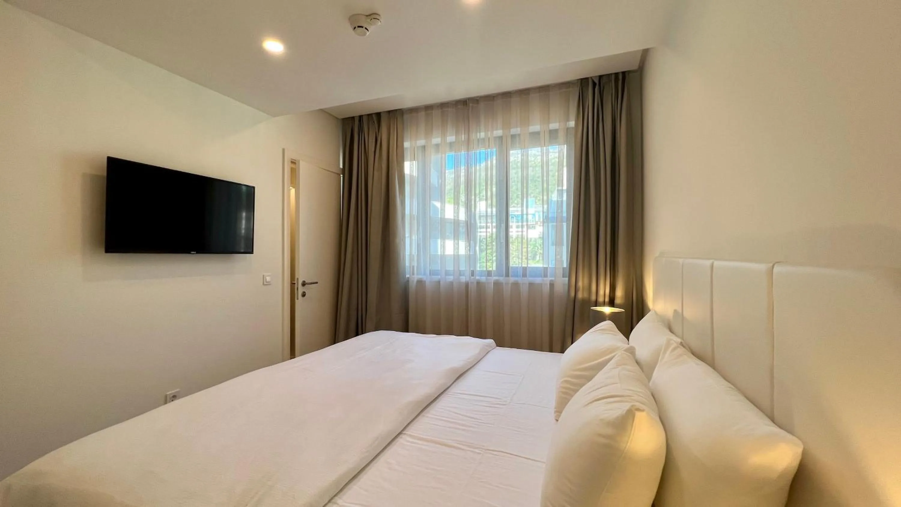 Bedroom, Bed in Sunraf Luxe Apartments