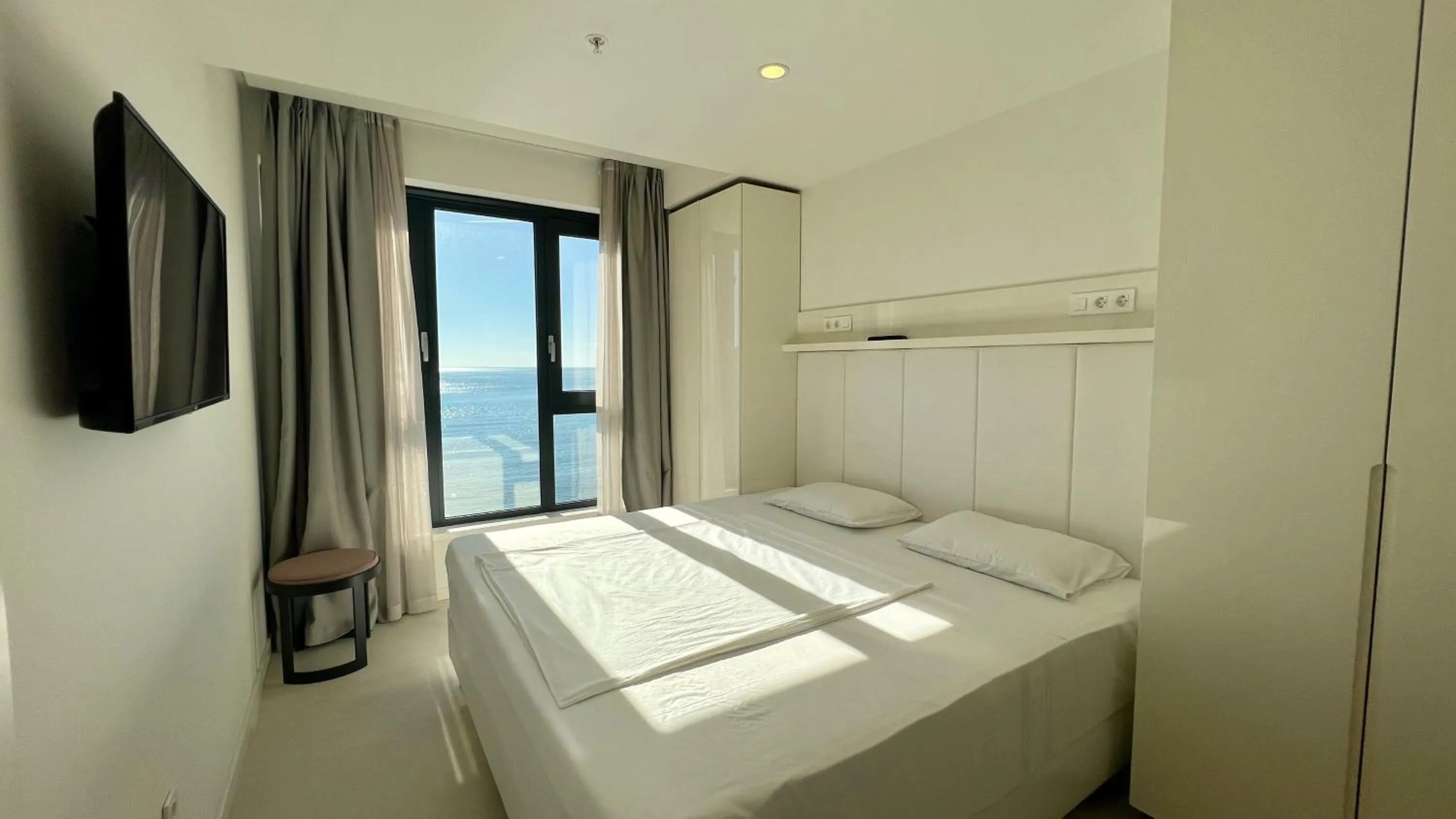 Bedroom, Bed in Sunraf Luxe Apartments