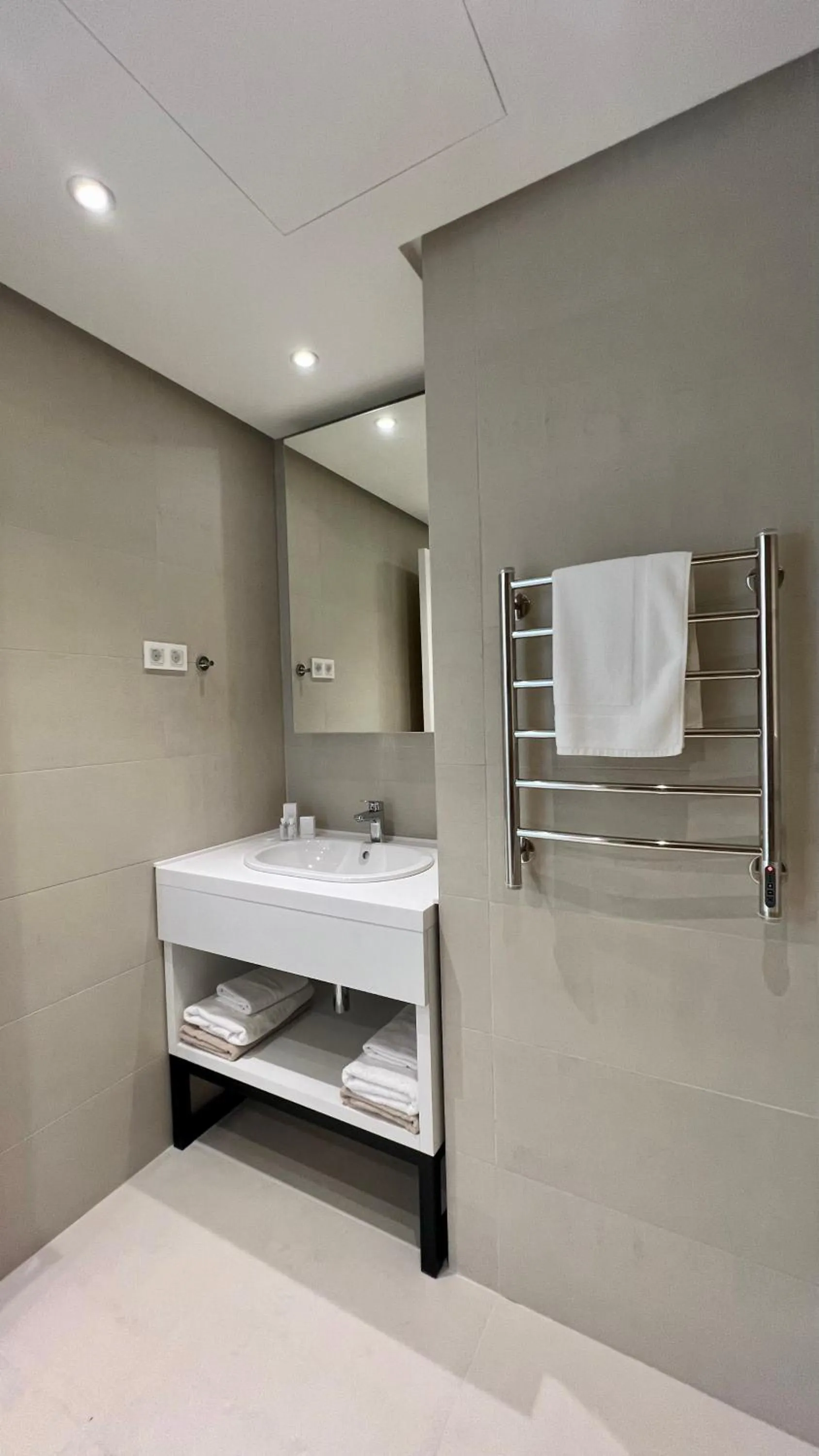 Bathroom, Bed in Sunraf Luxe Apartments