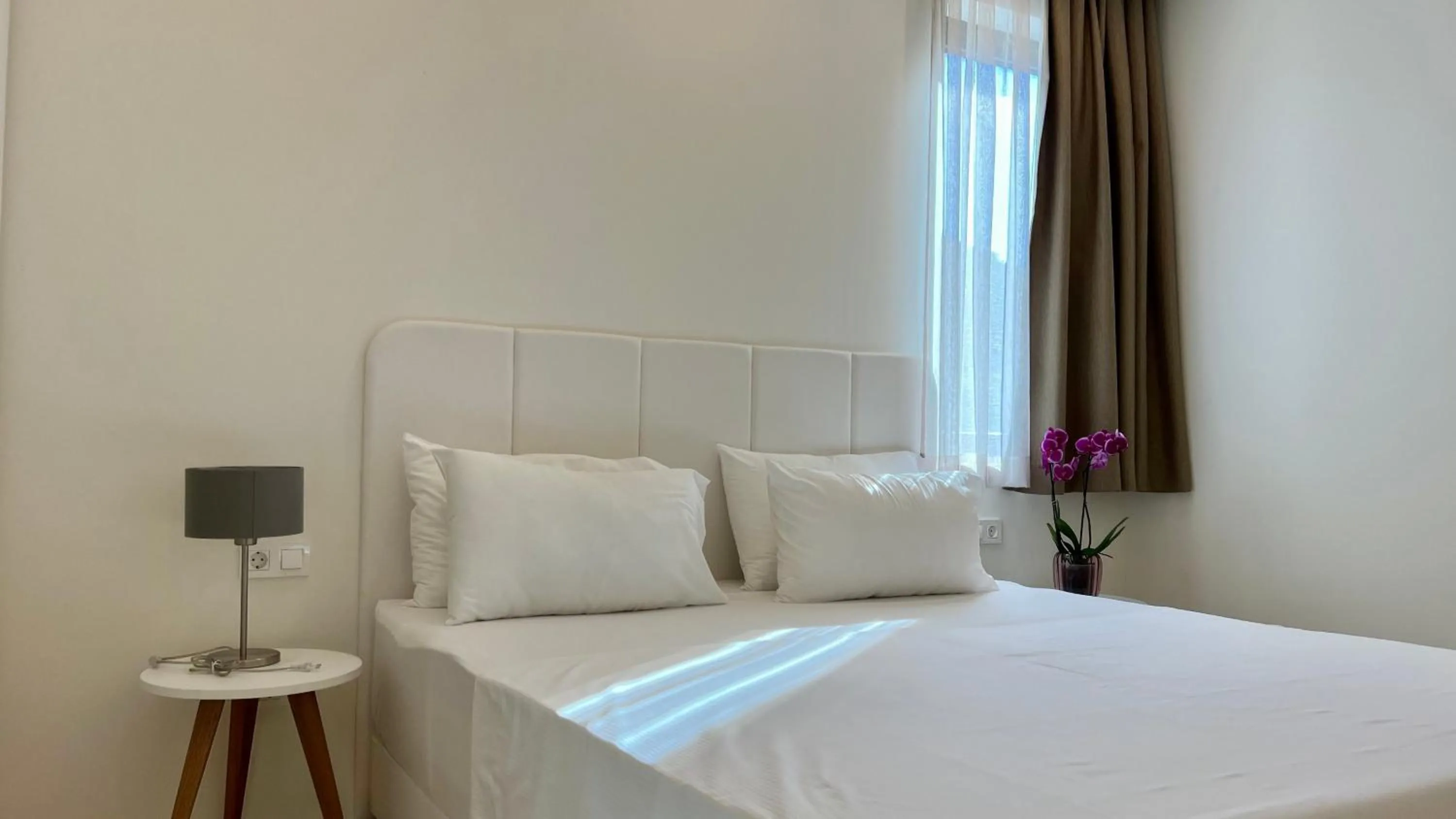 Bedroom, Bed in Sunraf Luxe Apartments