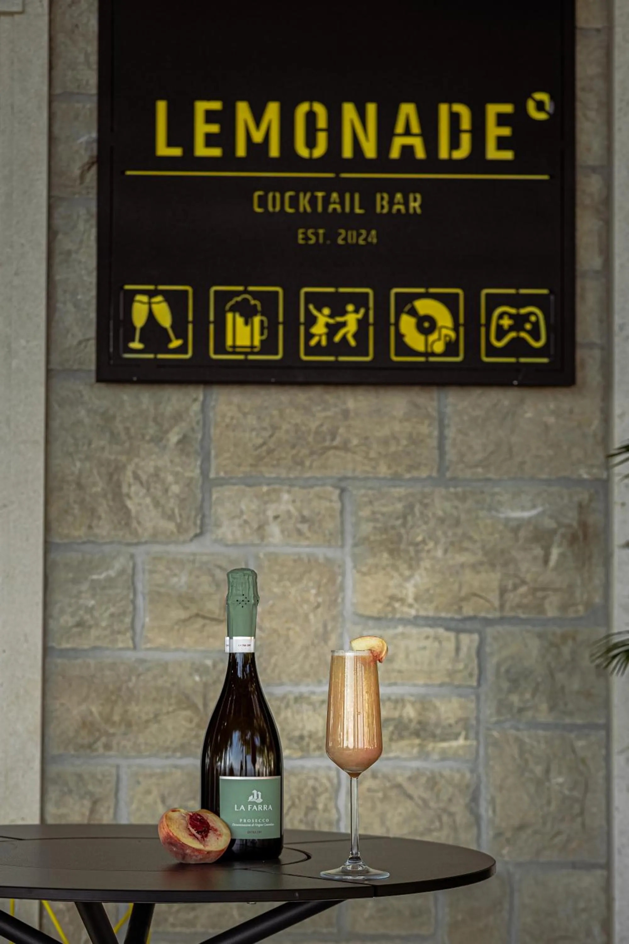 Restaurant/places to eat in Sunraf Luxe Apartments