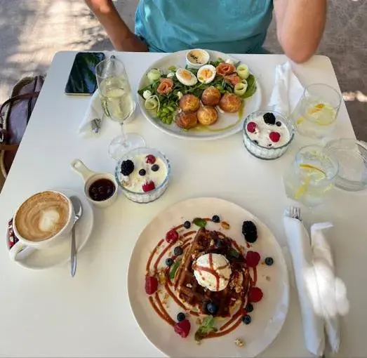 Restaurant/places to eat in Sunraf Luxe Apartments Restaurant/places to eat in Sunraf Luxe Apartments