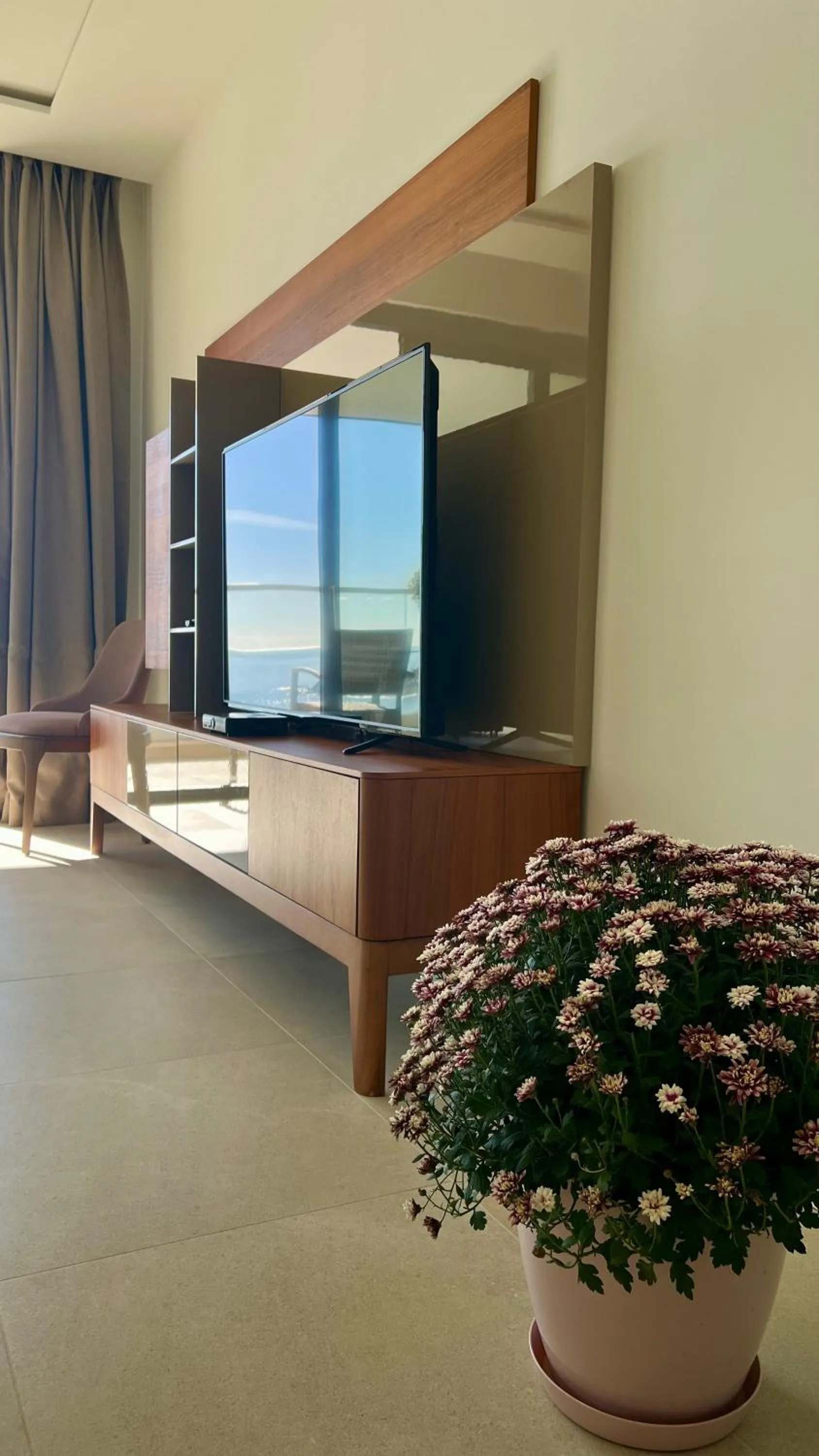 TV and multimedia in Sunraf Luxe Apartments