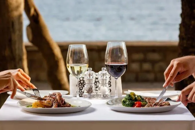 Restaurant/places to eat in Sunraf Luxe Apartments