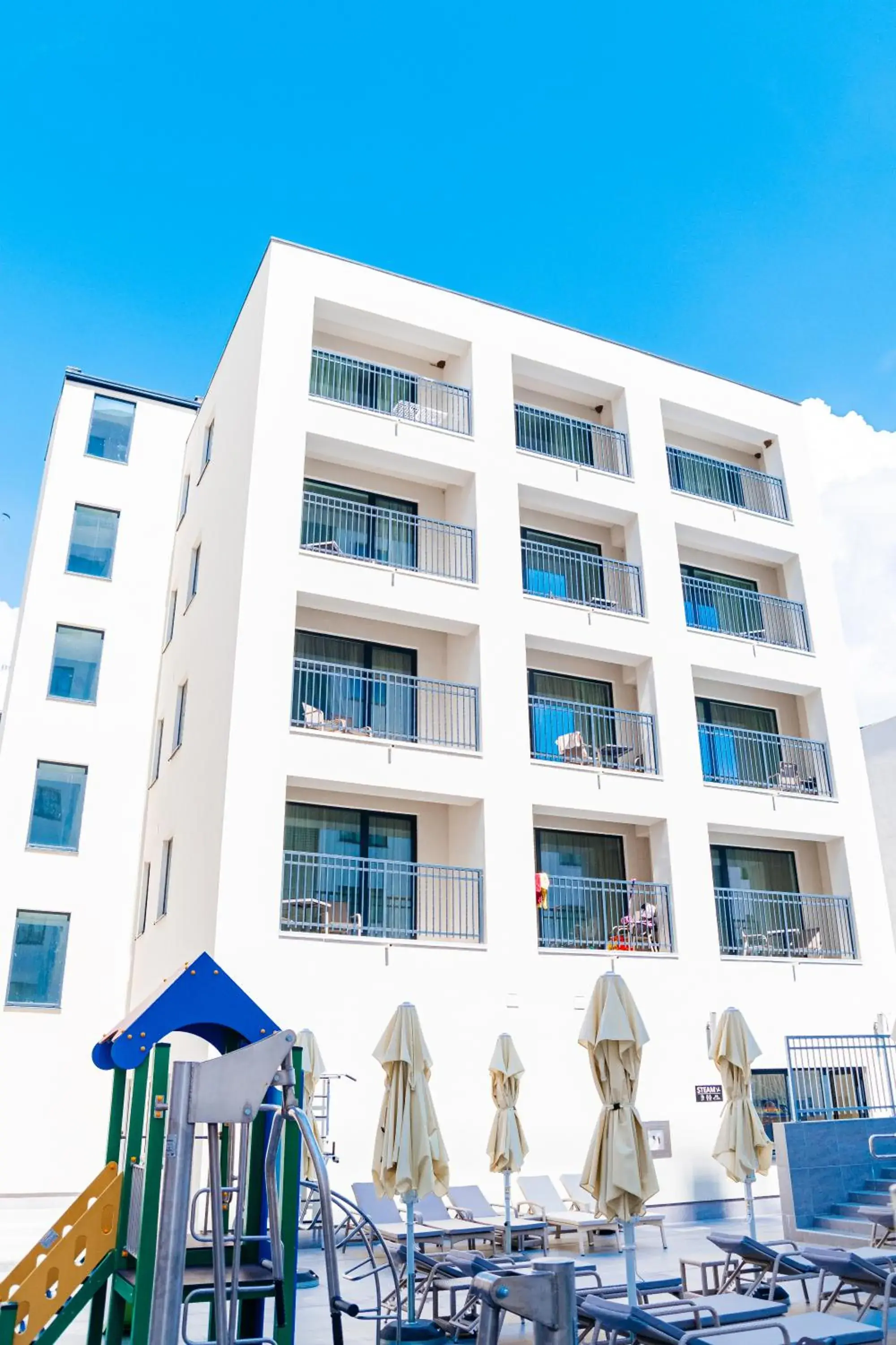 Property building in Sunraf Luxe Apartments Property building in Sunraf Luxe Apartments