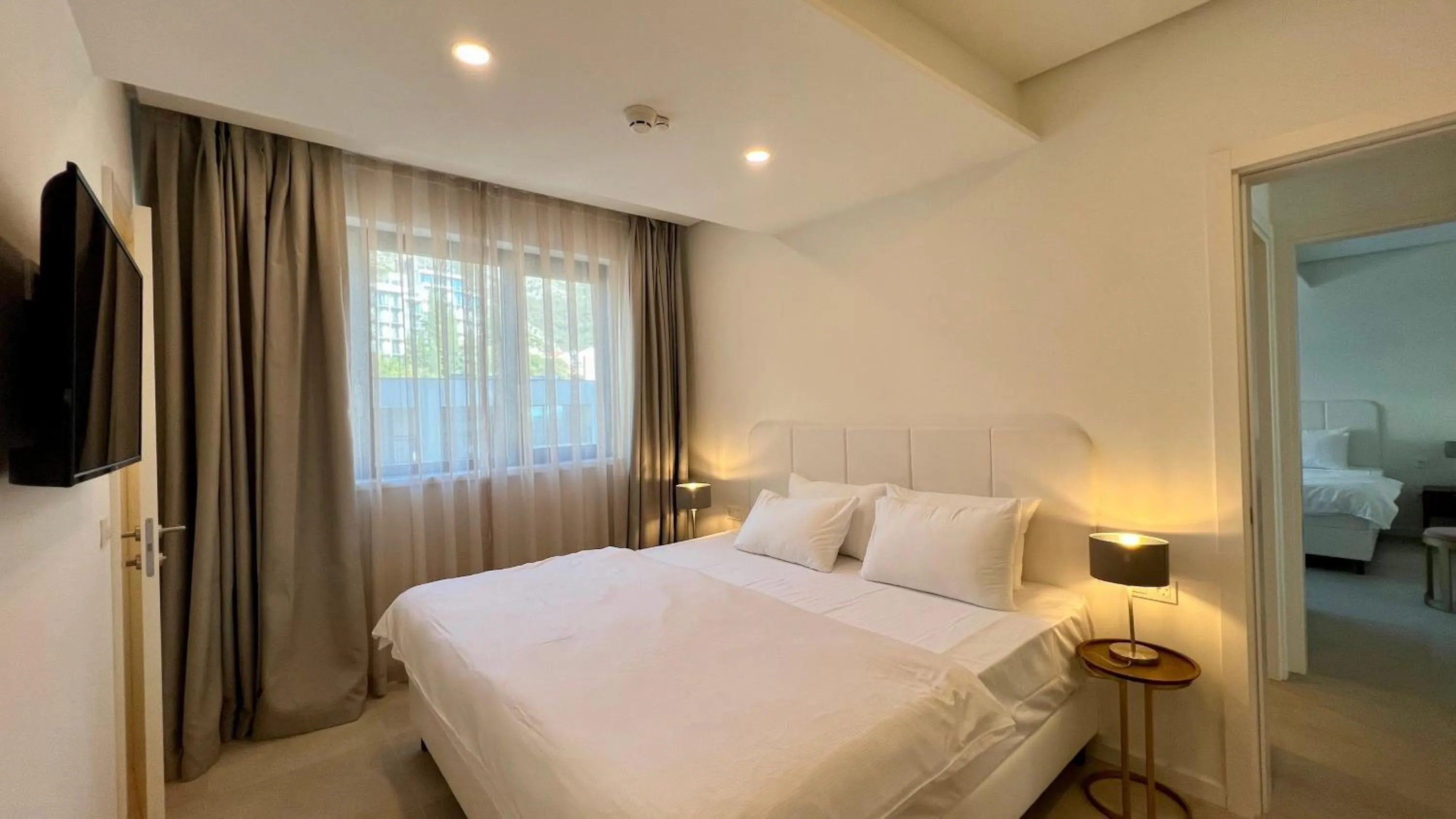 Bedroom, Bed in Sunraf Luxe Apartments