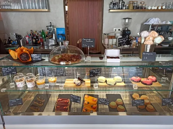 Restaurant/places to eat in Sunraf Luxe Apartments