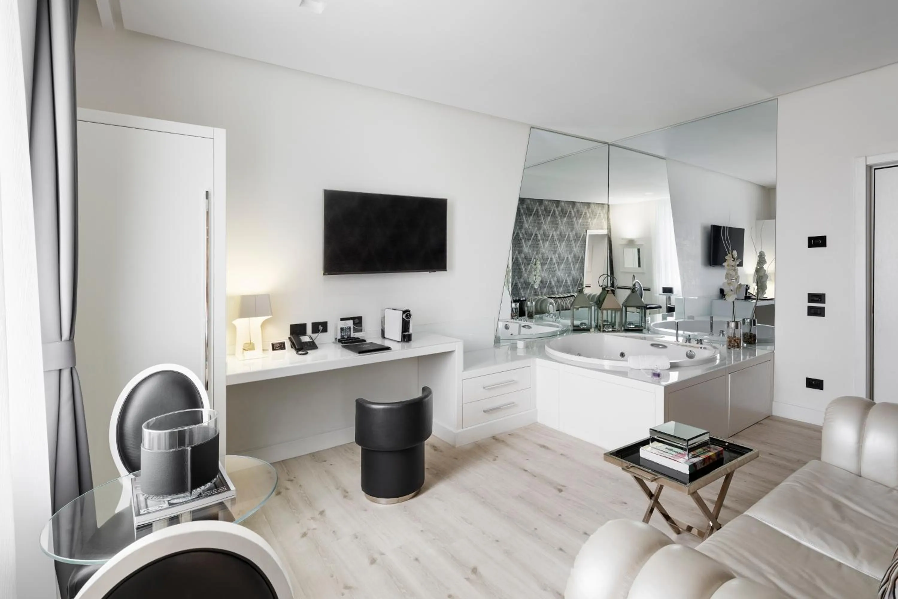 Hot Tub in LHP Hotel Montecatini Palace & SPA