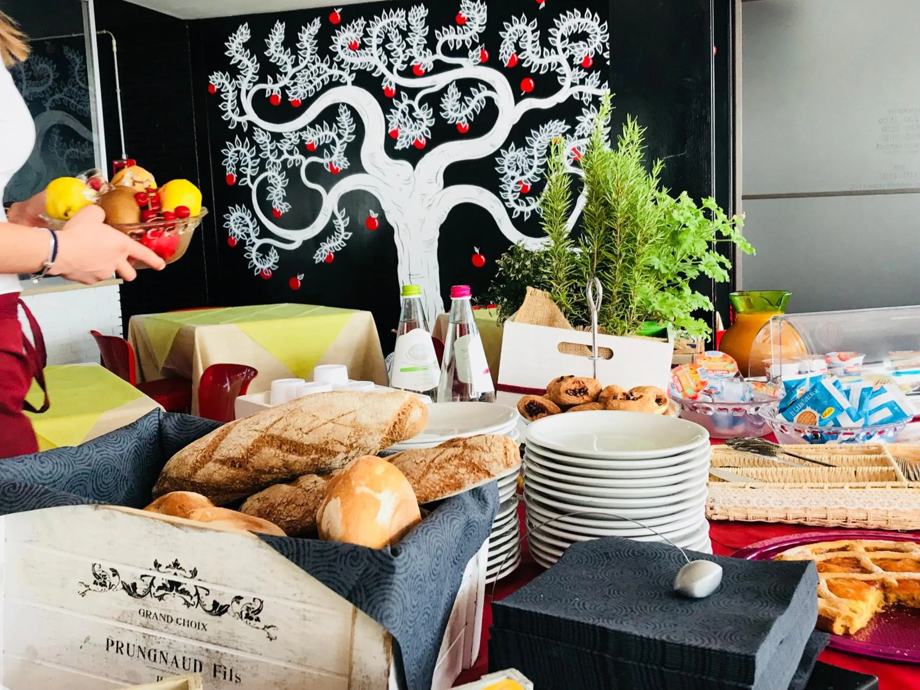 Food and drinks in LH Hotel Arca Street Art