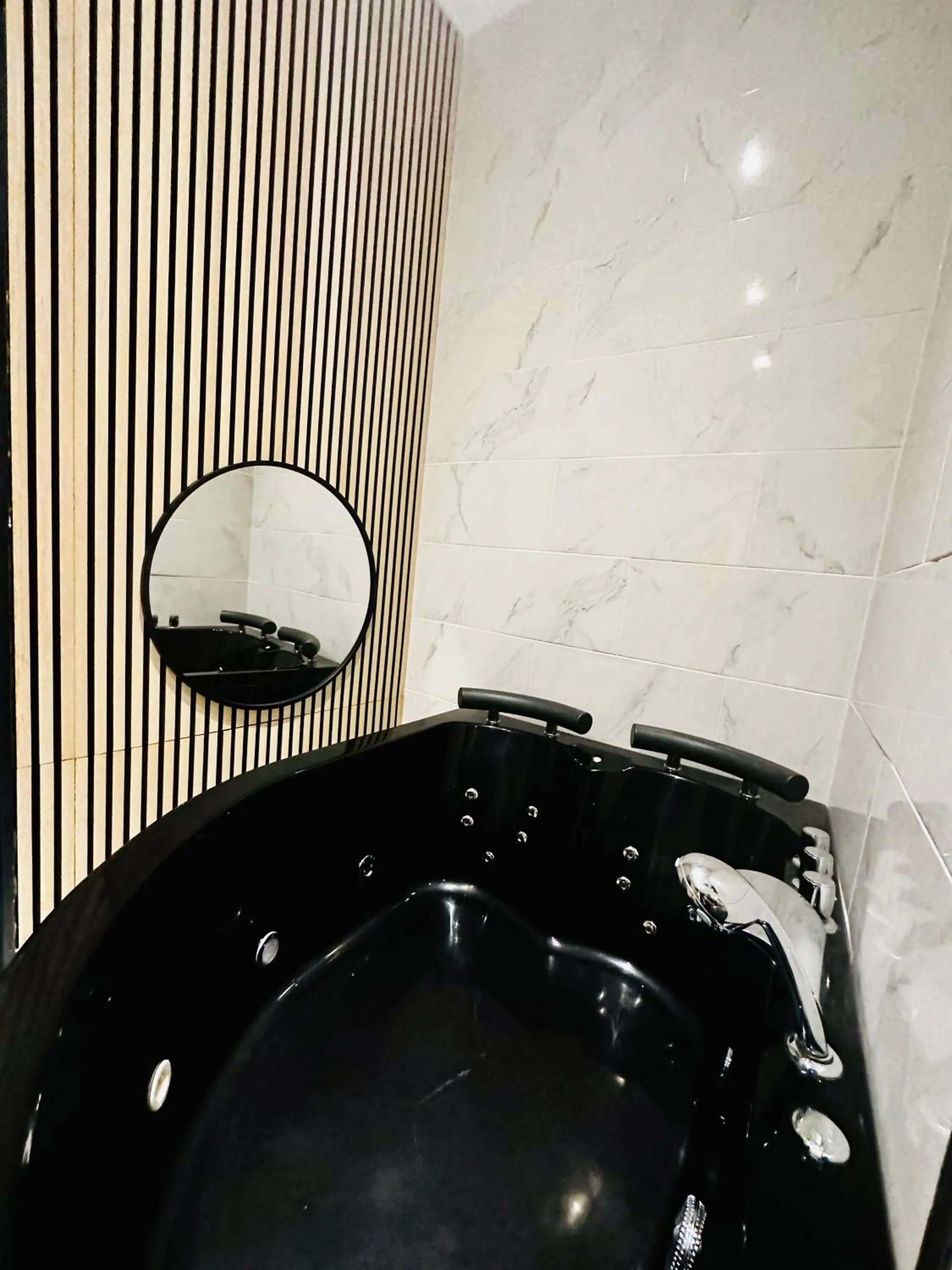 Duke and Duchess Apartments and Rooms - Private in Room Hot Tub Suites