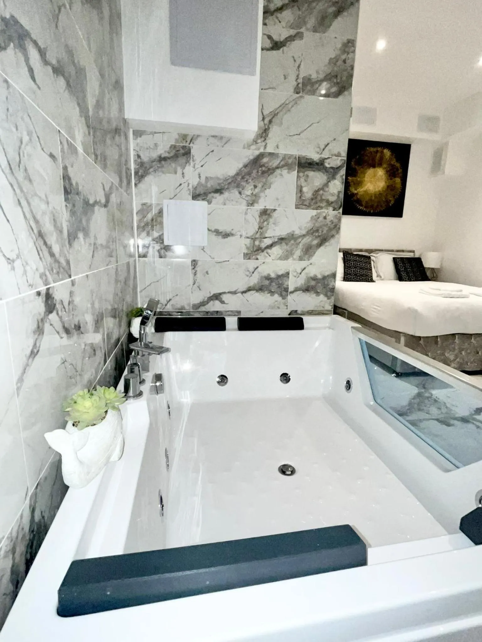 Duke and Duchess Apartments and Rooms - Private in Room Hot Tub Suites