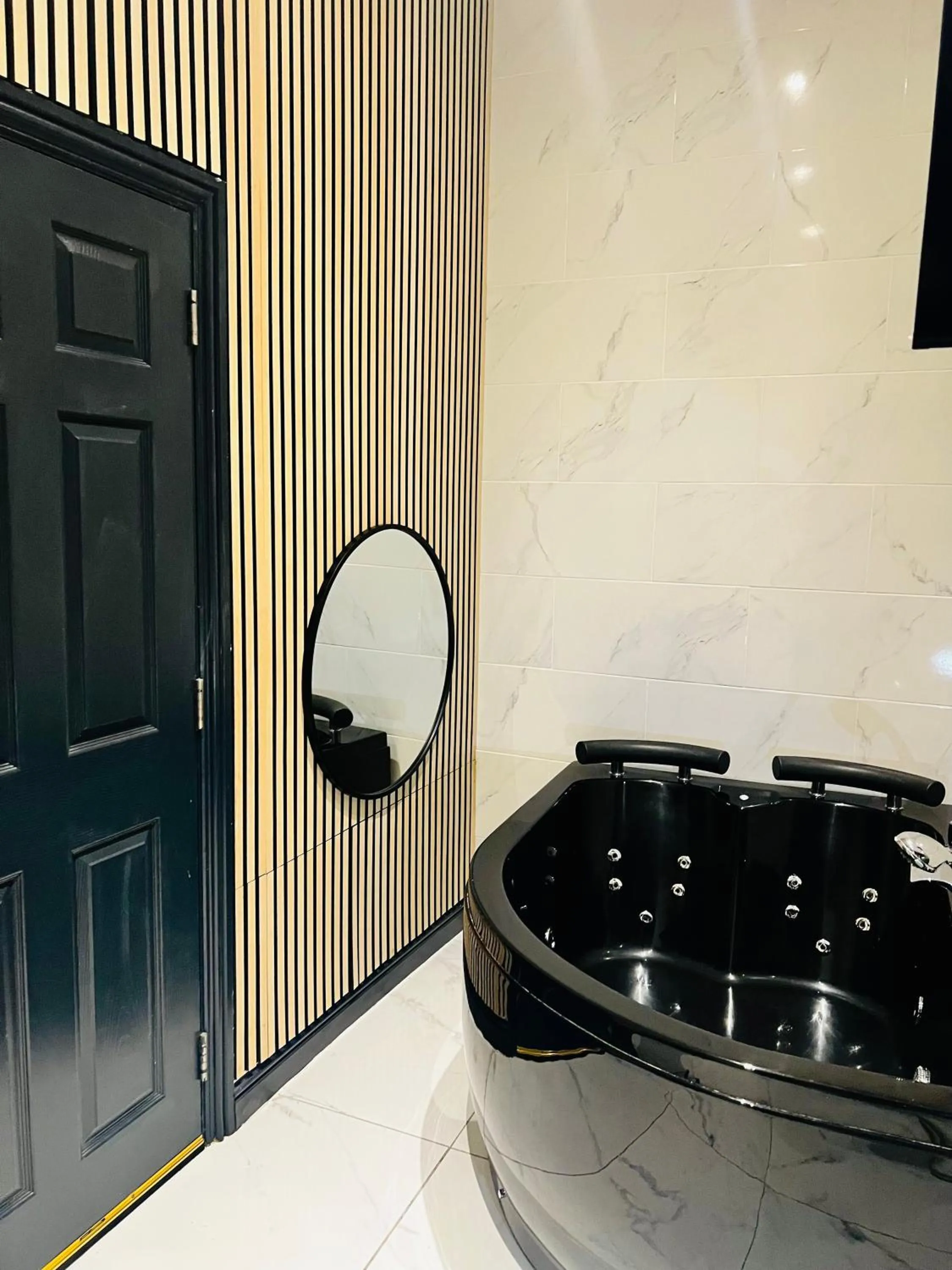 Duke and Duchess Apartments and Rooms - Private in Room Hot Tub Suites