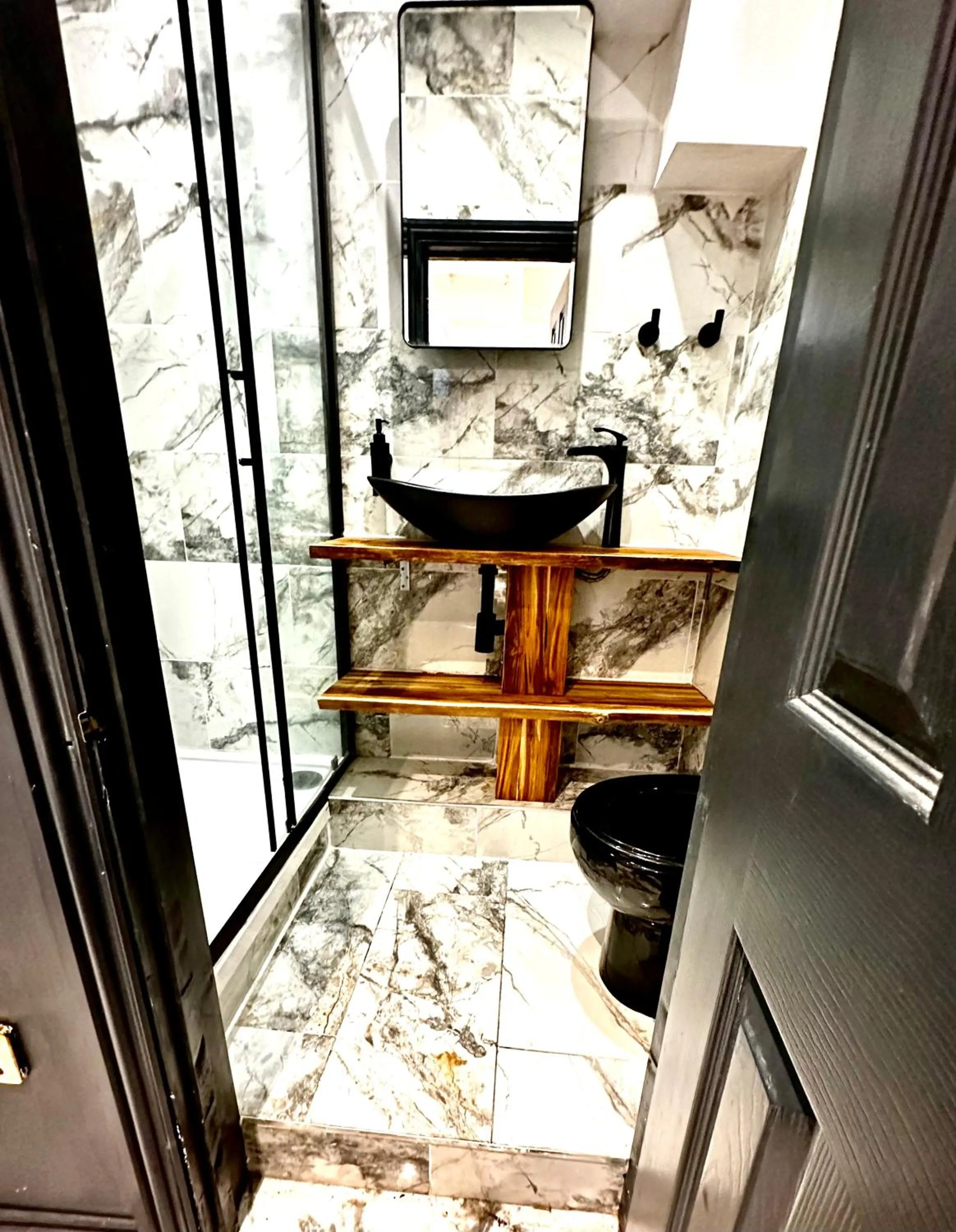 Duke and Duchess Apartments and Rooms - Private in Room Hot Tub Suites