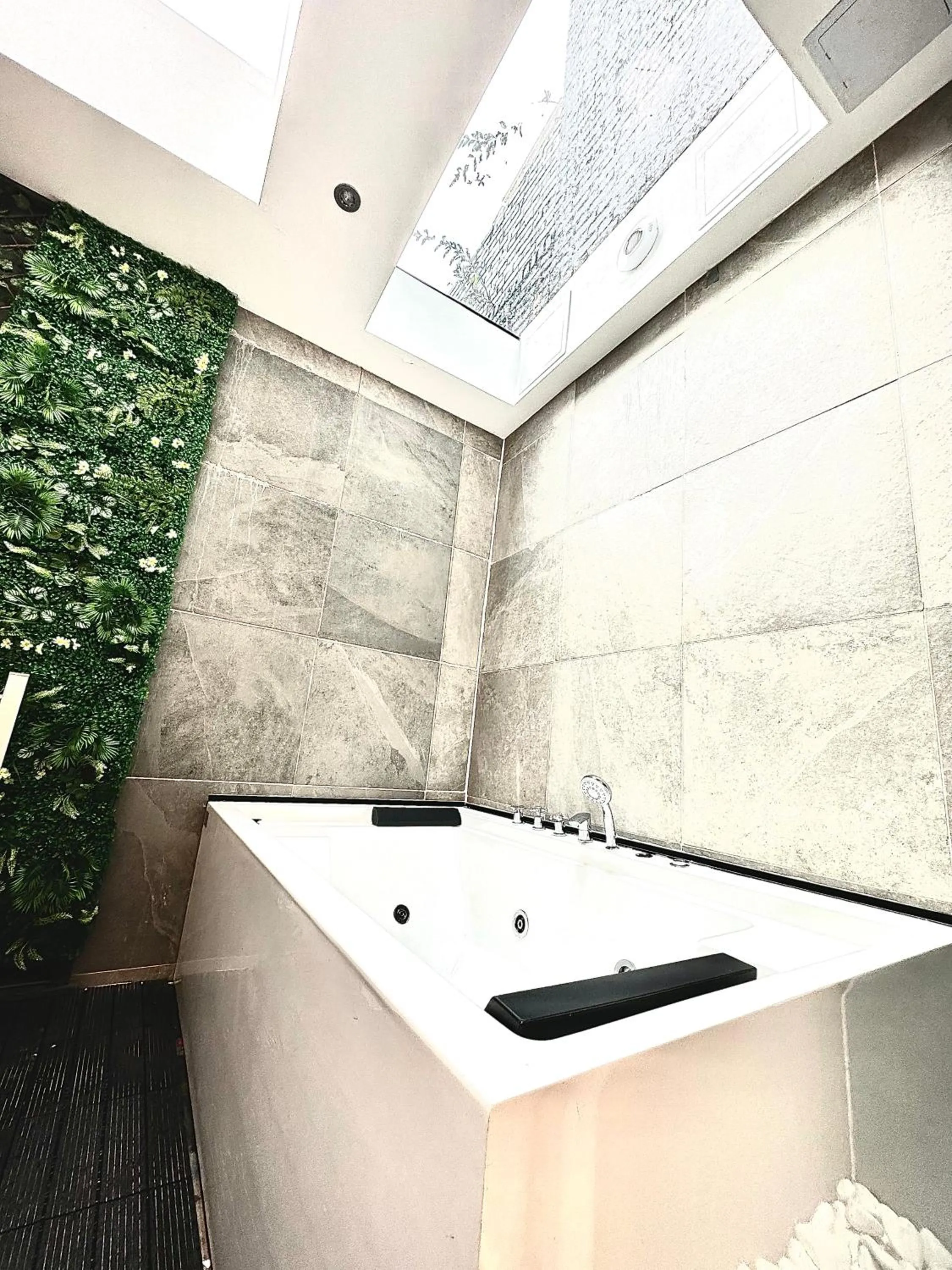 Duke and Duchess Apartments and Rooms - Private in Room Hot Tub Suites