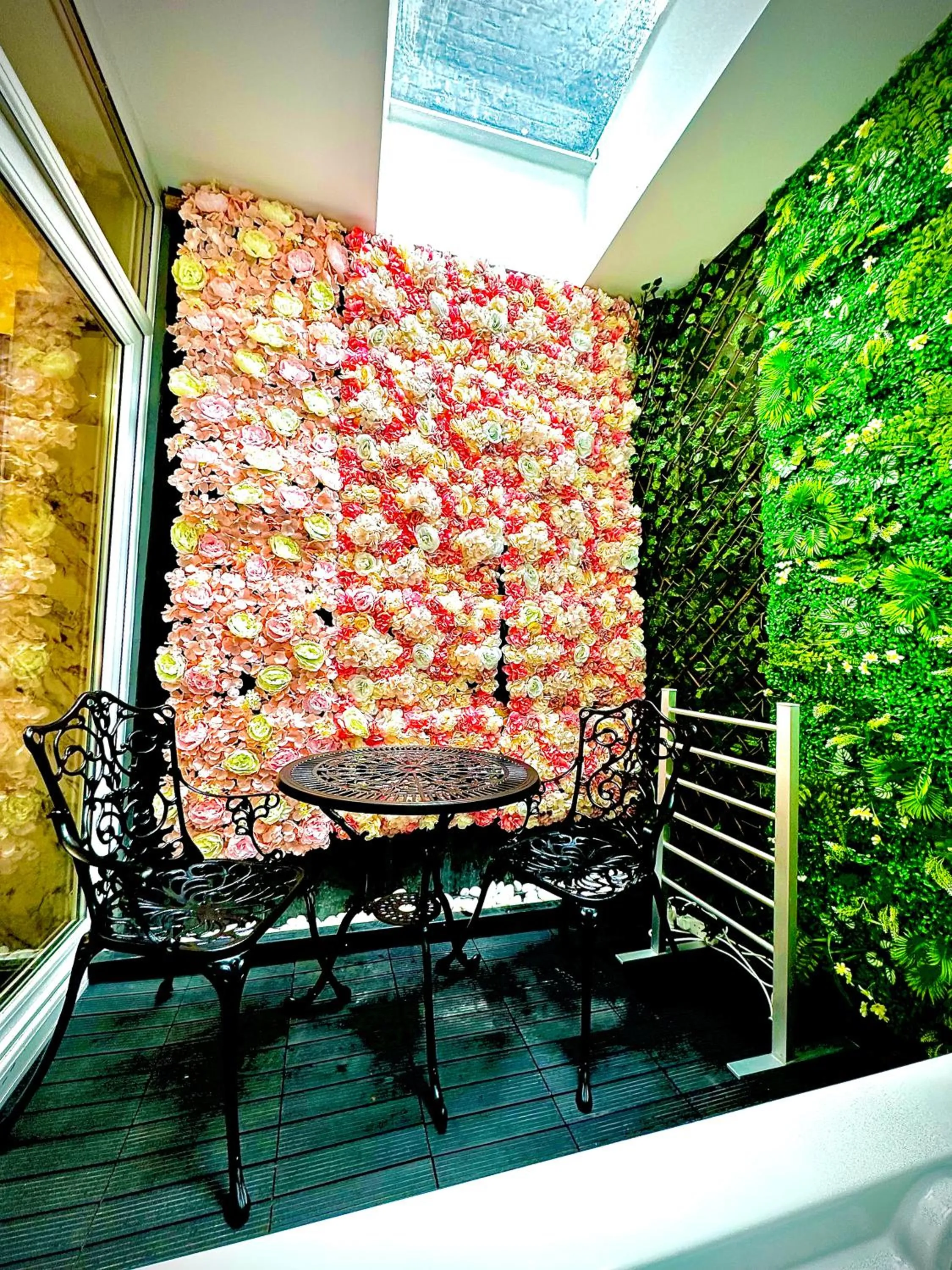 Duke and Duchess Apartments and Rooms - Private in Room Hot Tub Suites