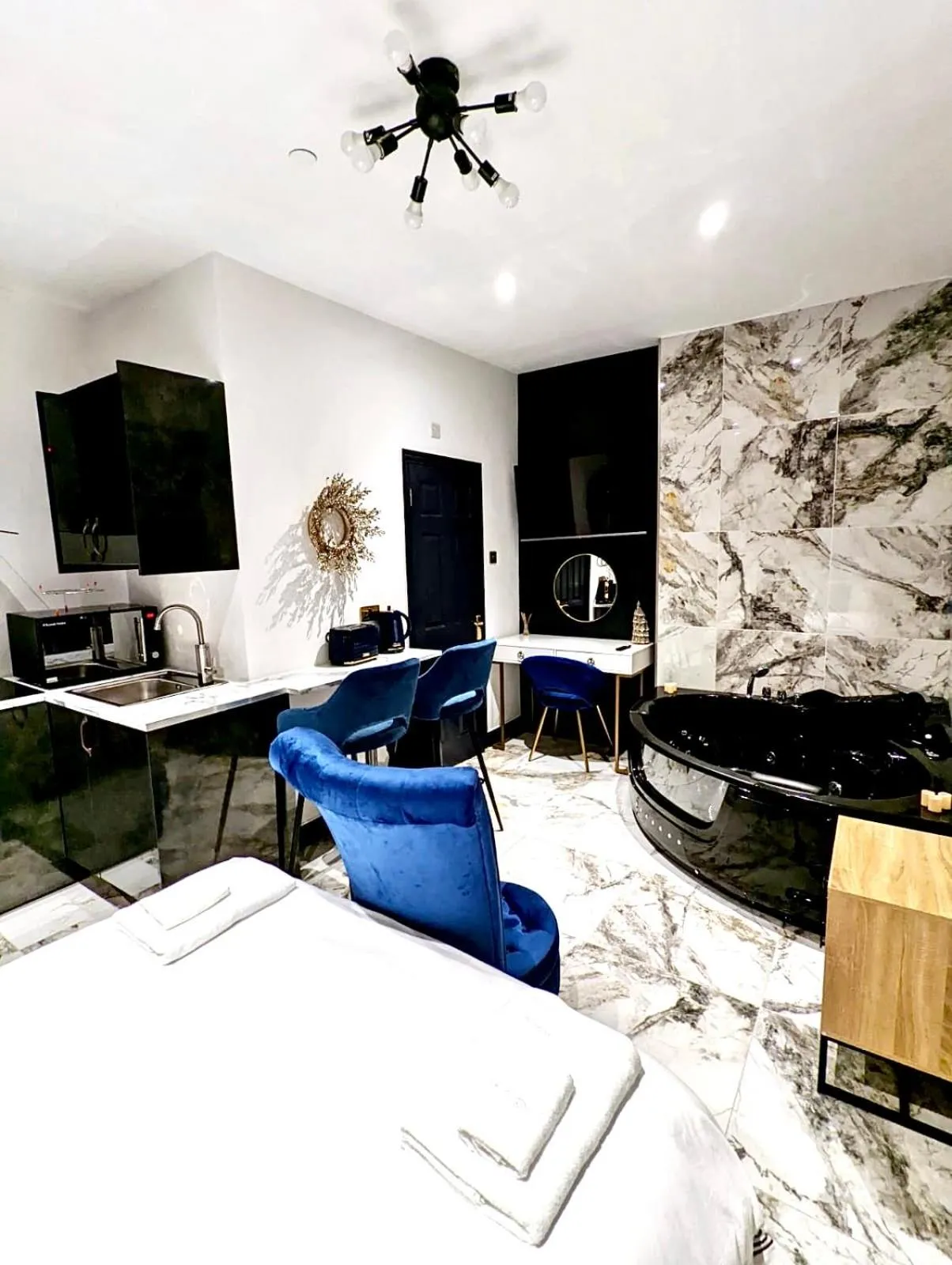 Hot Tub in Duke and Duchess Apartments and Rooms - Private in Room Hot Tub Suites