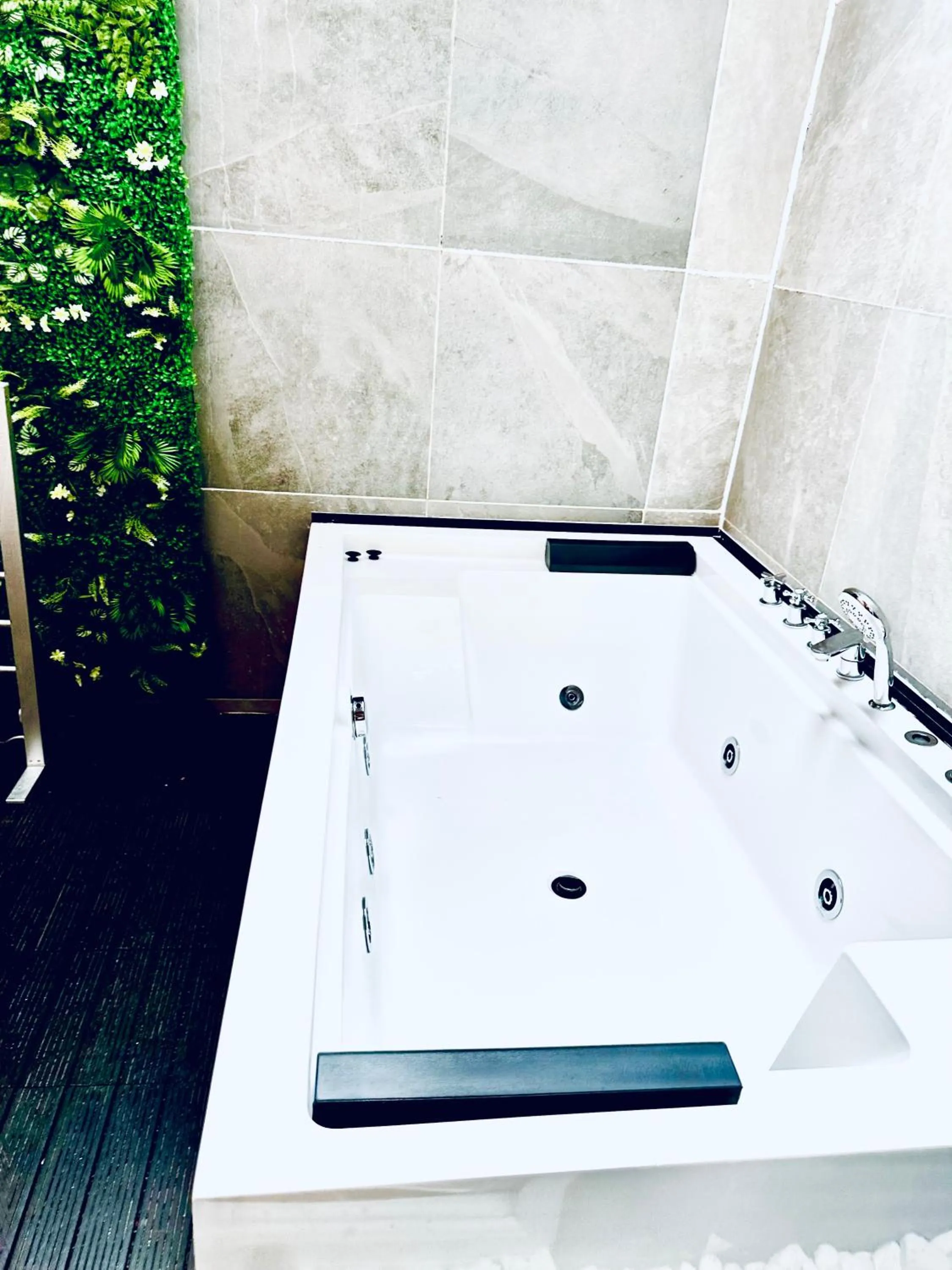 Duke and Duchess Apartments and Rooms - Private in Room Hot Tub Suites