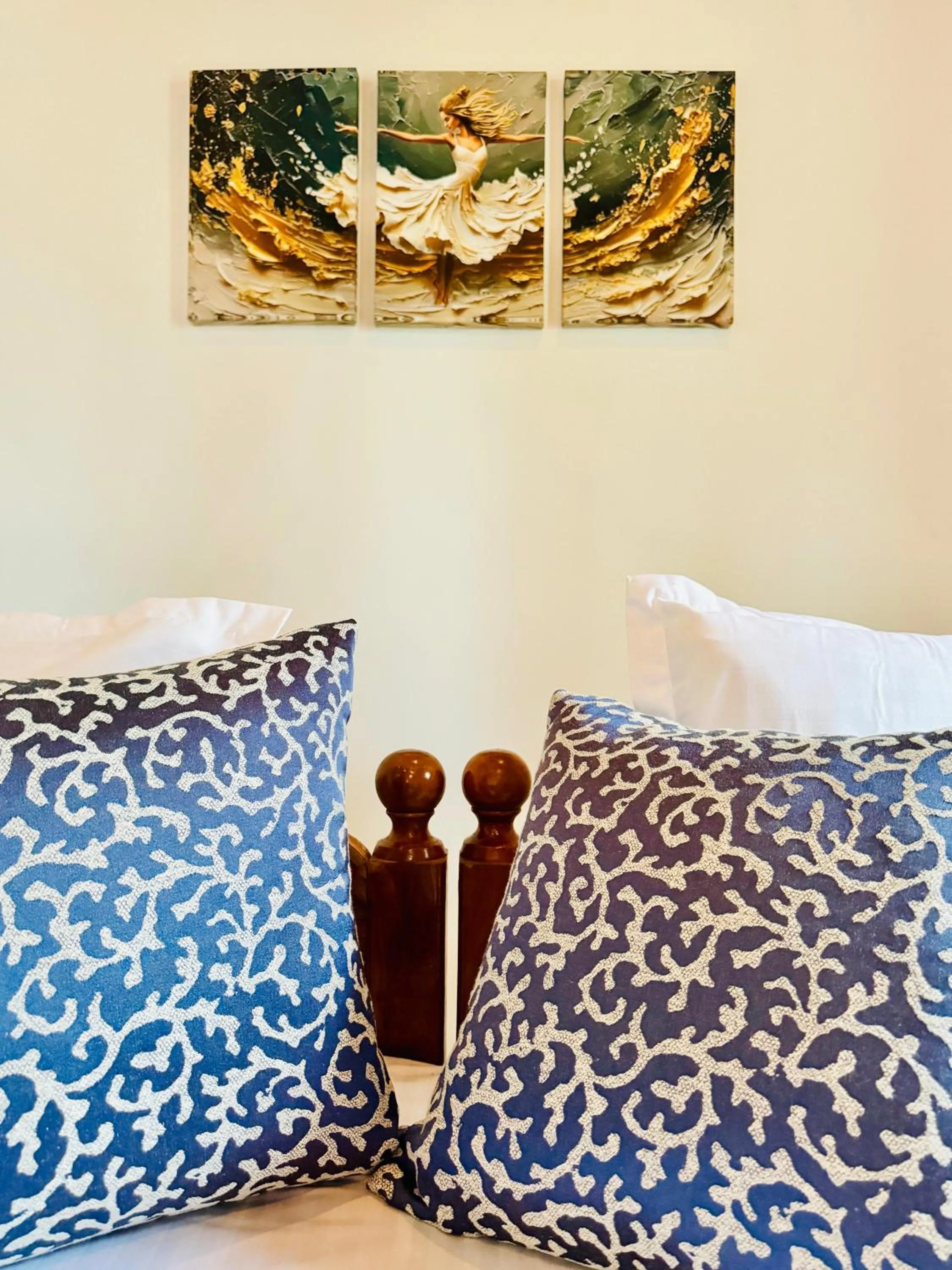 Bed in Lake View Cottage