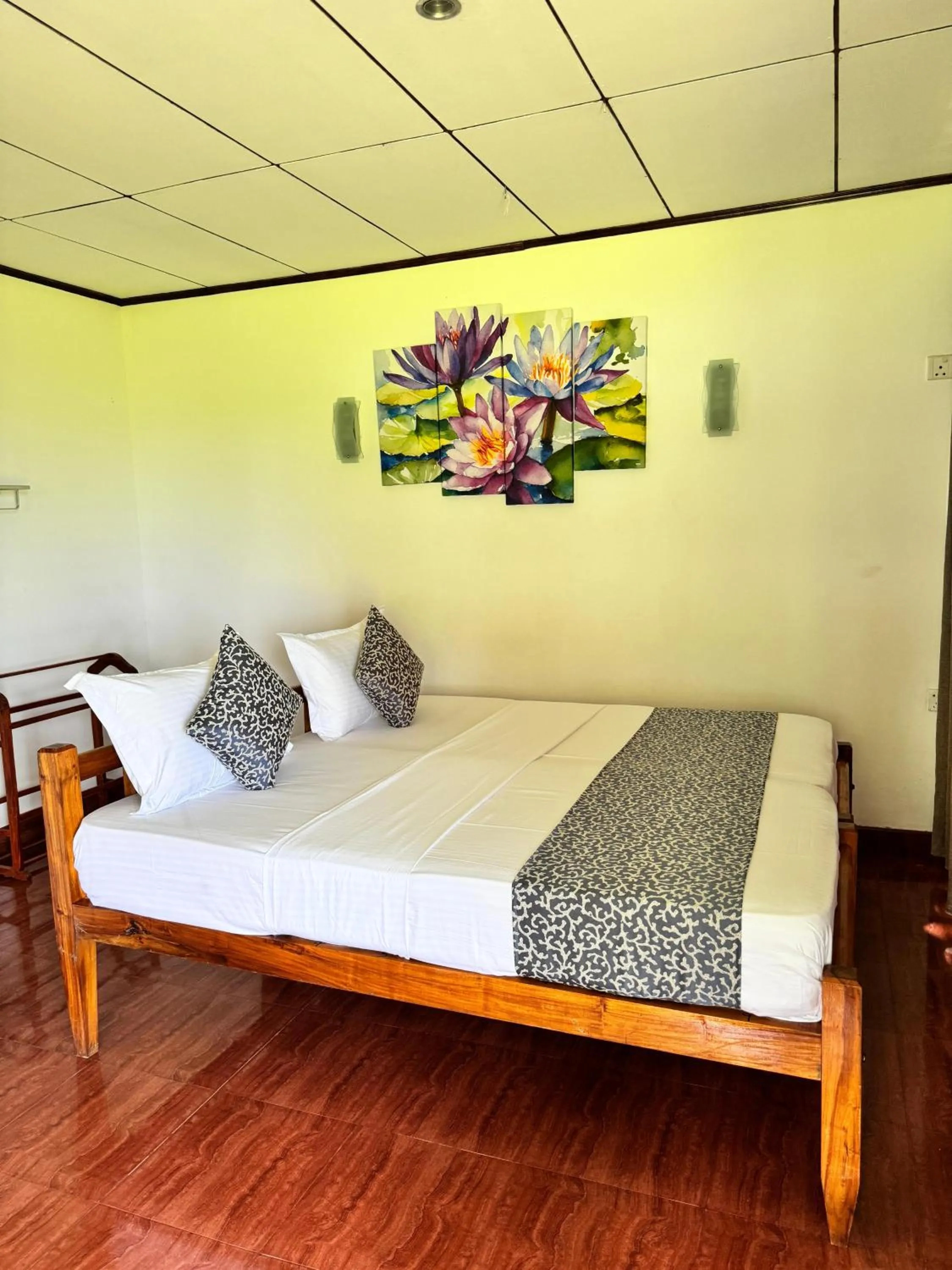 Bed in Lake View Cottage