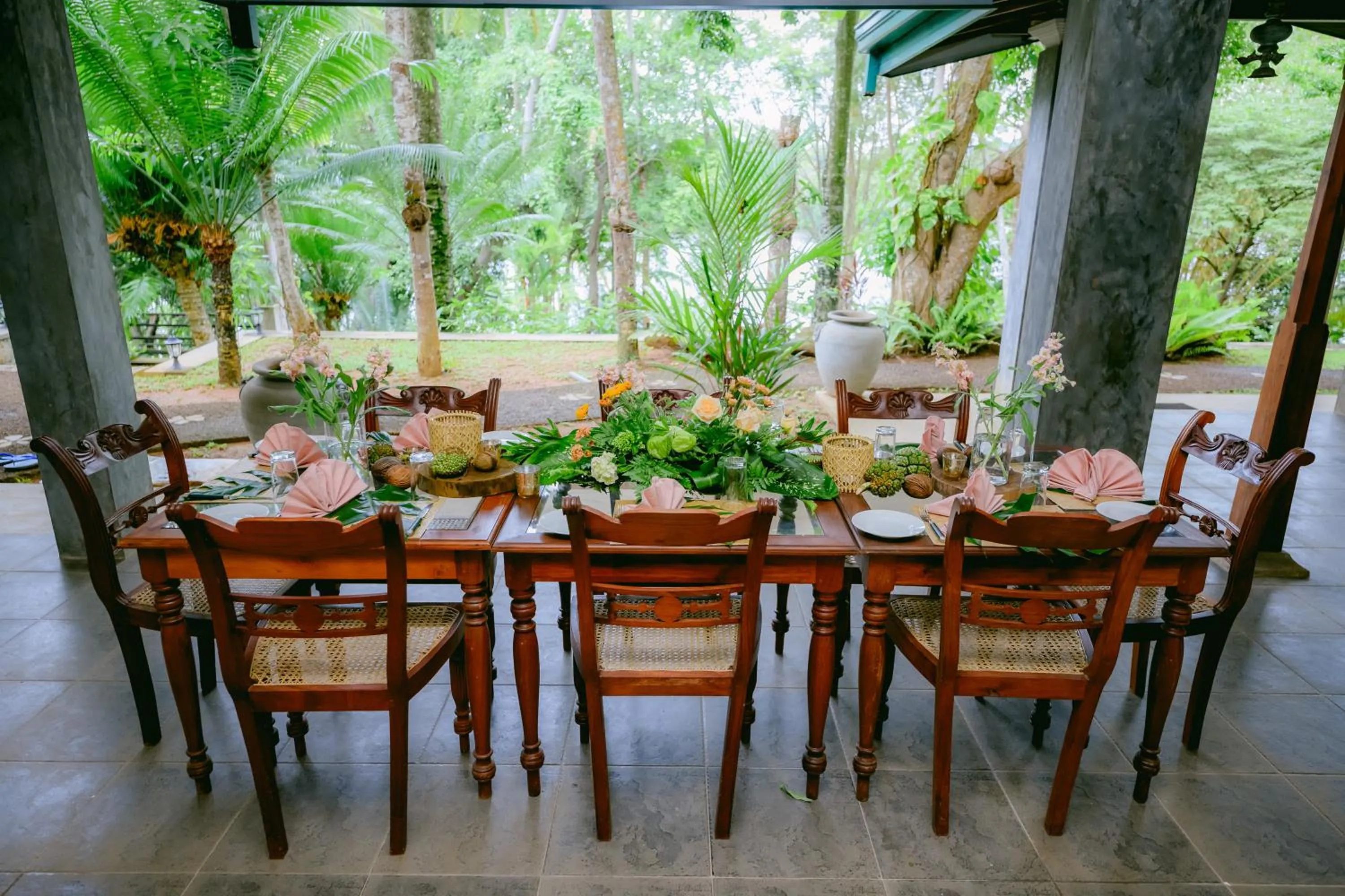 Restaurant/places to eat in Villa Birdlake