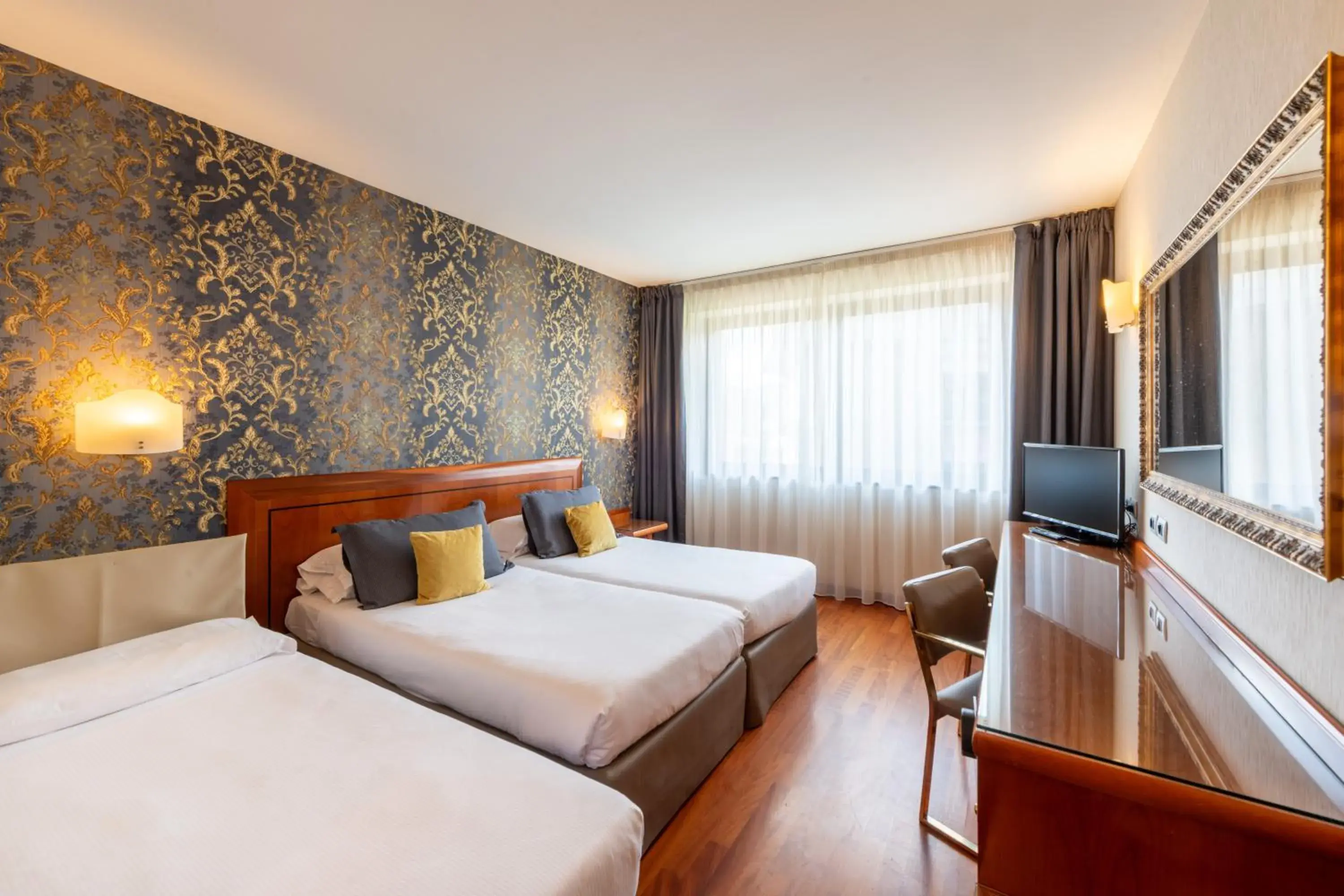 Superior Double Room with Extra Bed in Hotel Palace Verona Superior Double Room with Extra Bed in Hotel Palace Verona