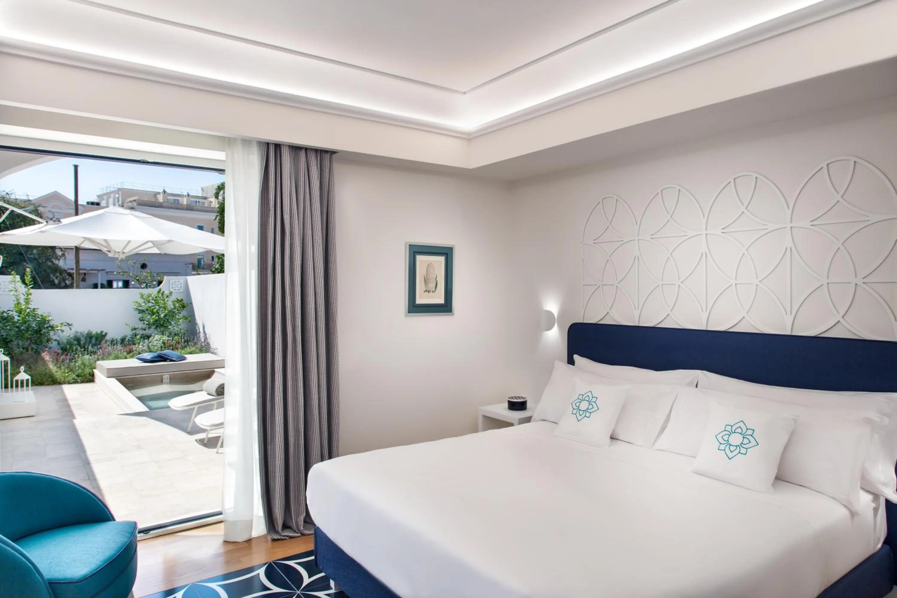 Photo of the whole room, Bed in Pazziella Garden & Suites