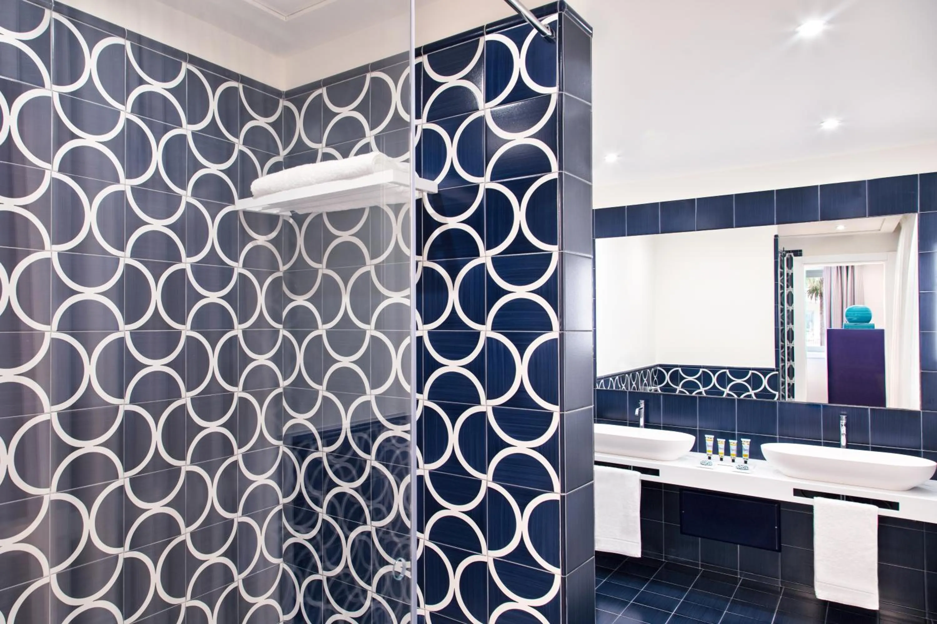 Shower in Pazziella Garden & Suites