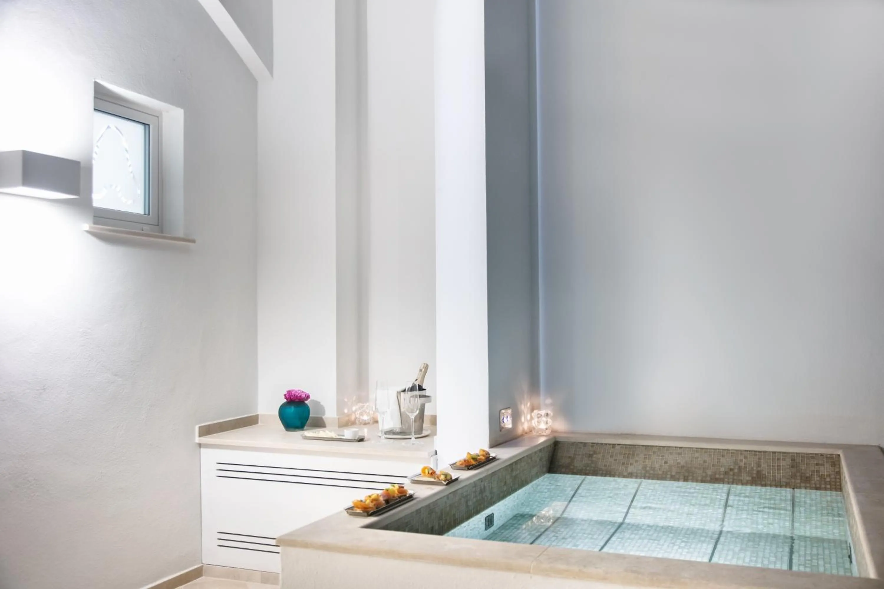 Hot Tub in Pazziella Garden & Suites