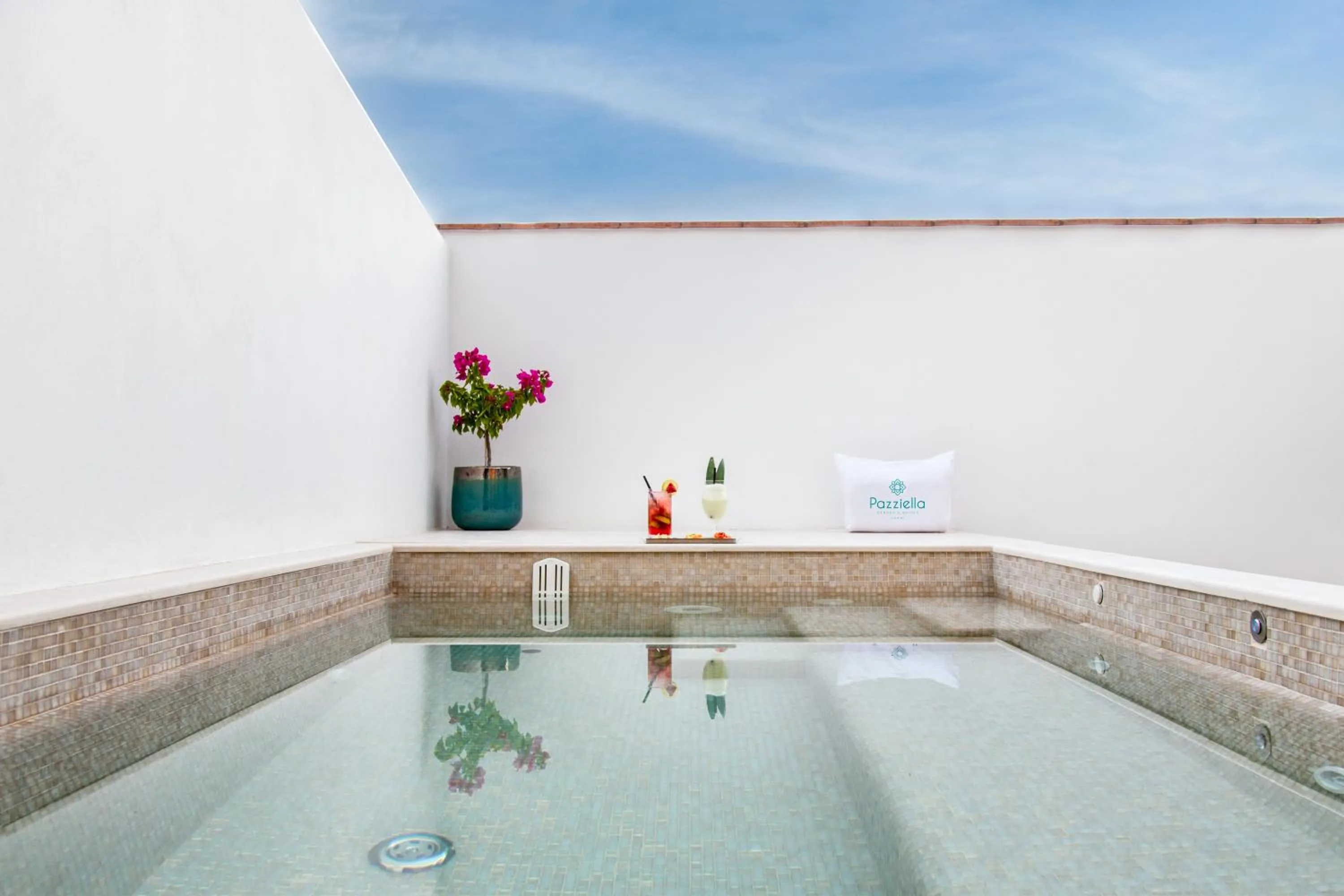 Hot Tub in Pazziella Garden & Suites