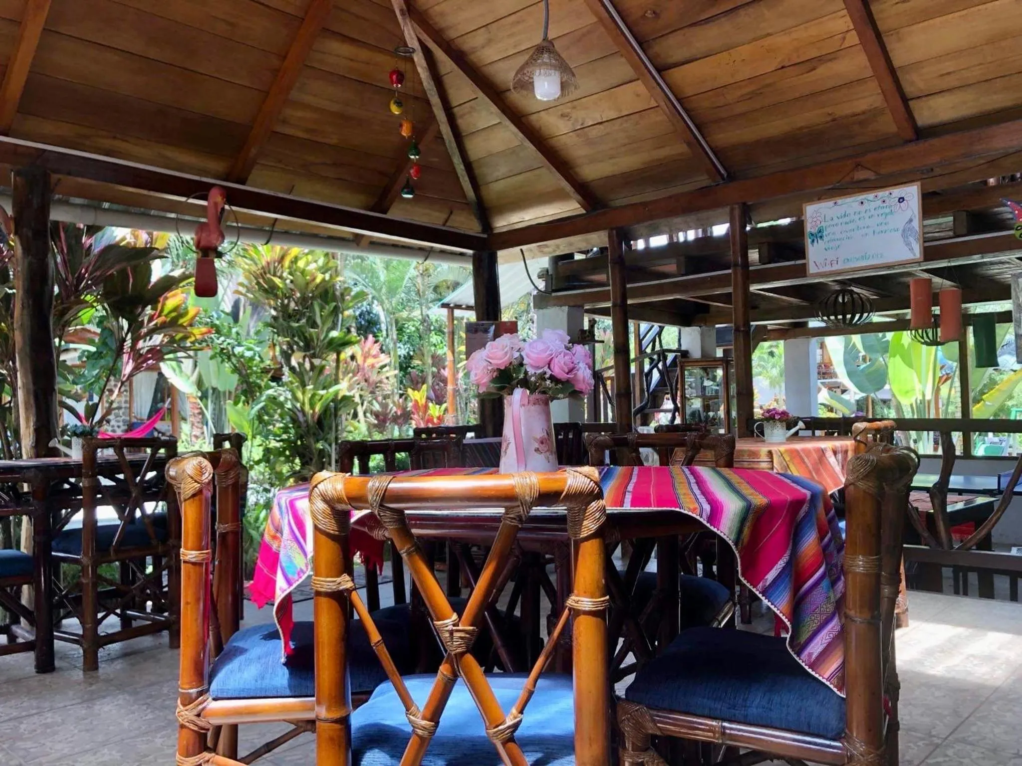 Restaurant/places to eat in Hostería Arasari
