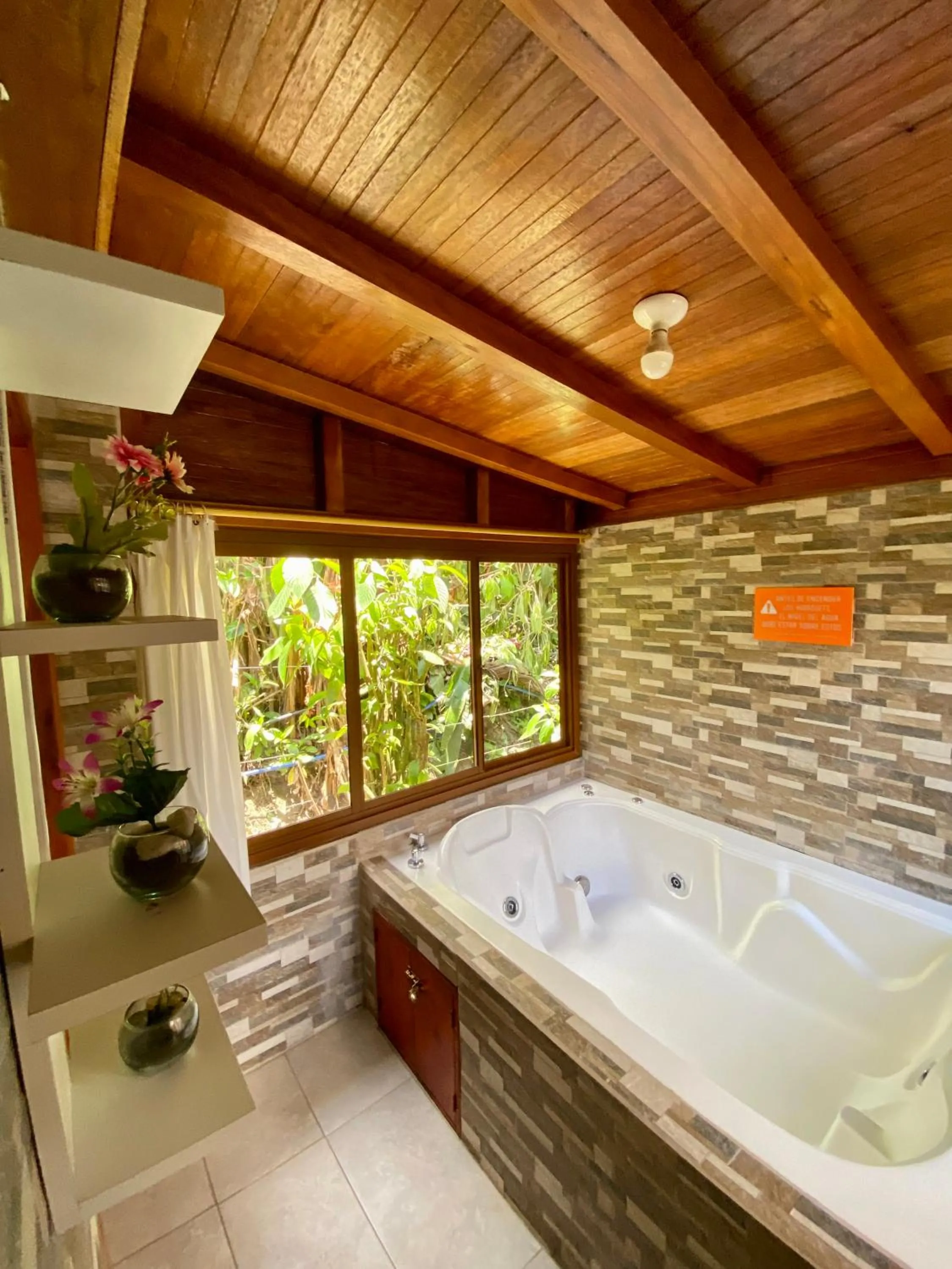 Hot Tub in Hostería Arasari
