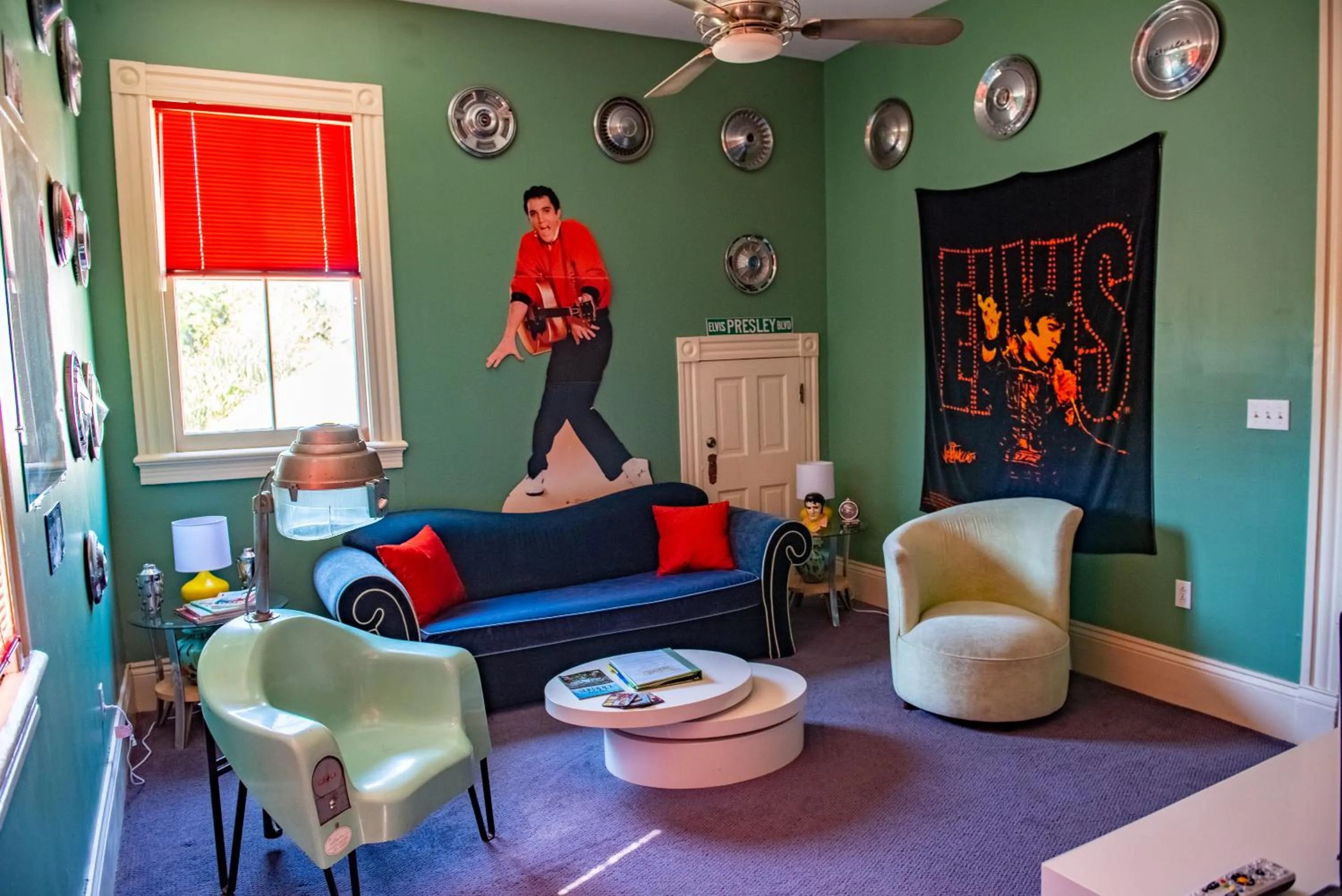 Living room in The Lookout Inn