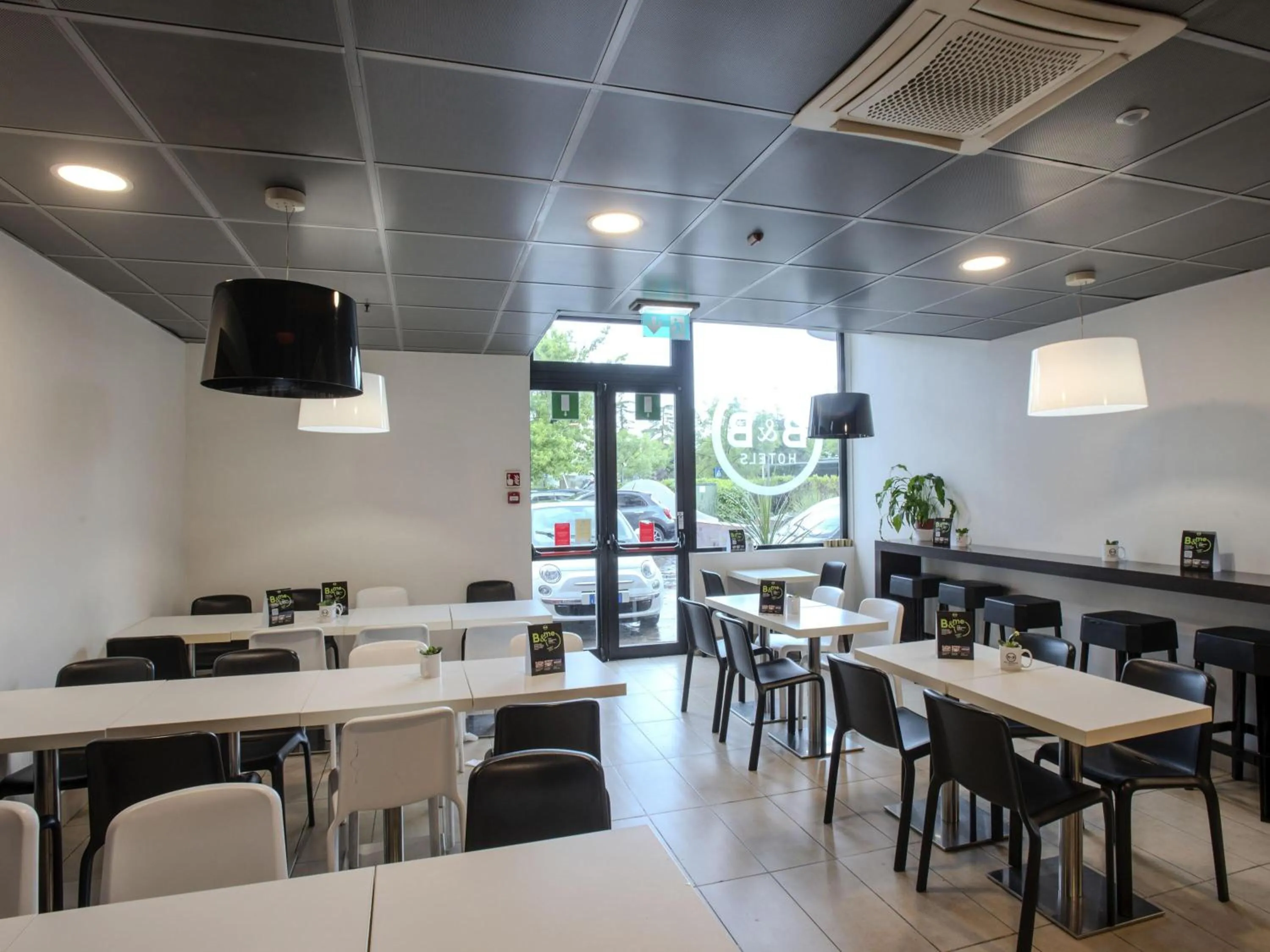 Lounge or bar in B&B Hotel Firenze Novoli