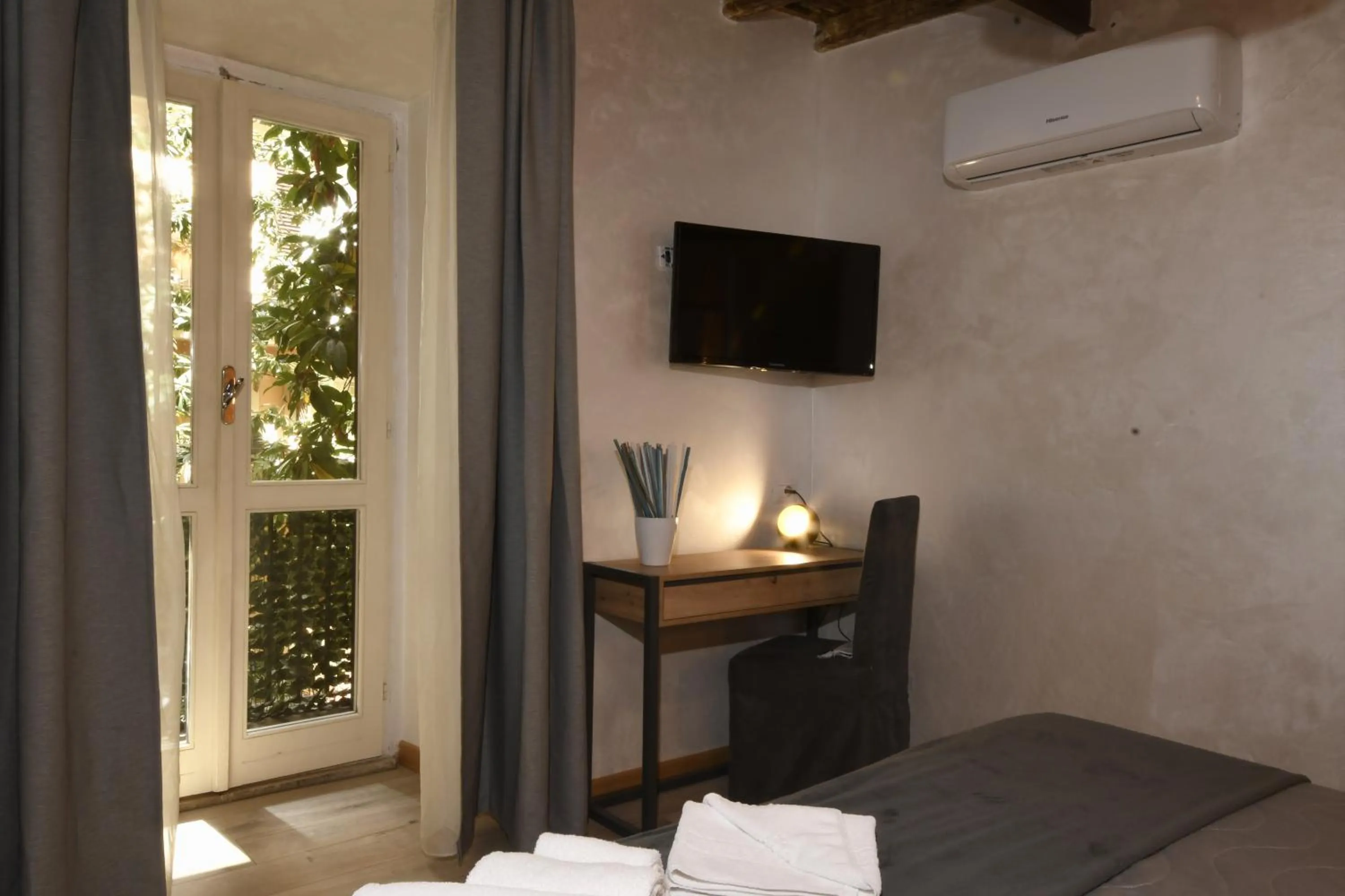 Photo of the whole room, Bed in Dulcis In Pantheon