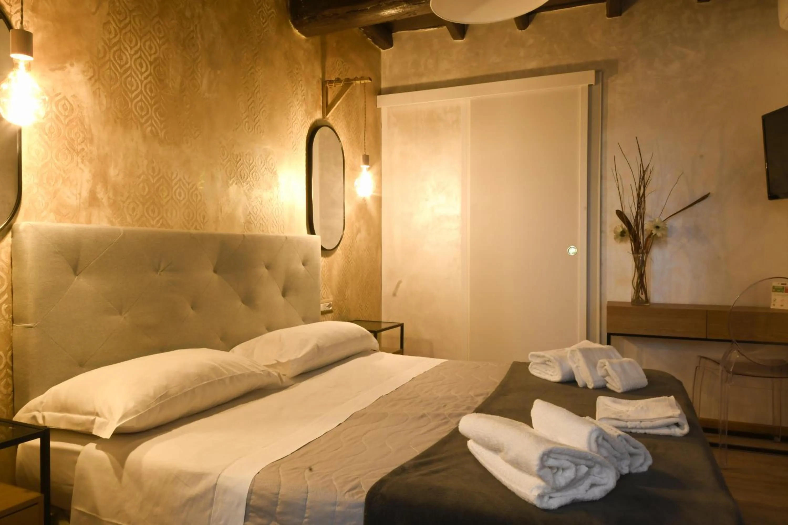 Photo of the whole room, Bed in Dulcis In Pantheon