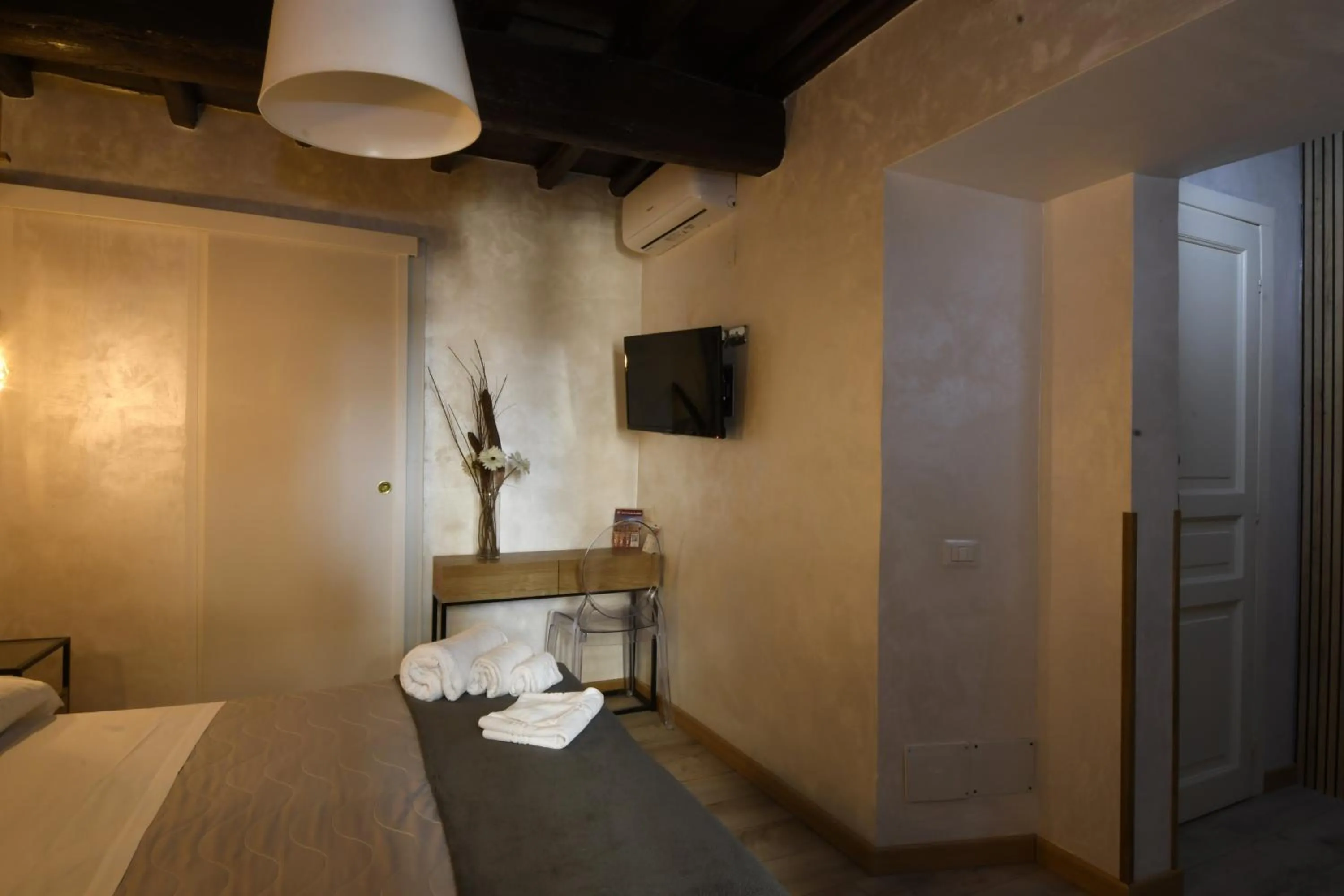 Photo of the whole room, Bed in Dulcis In Pantheon